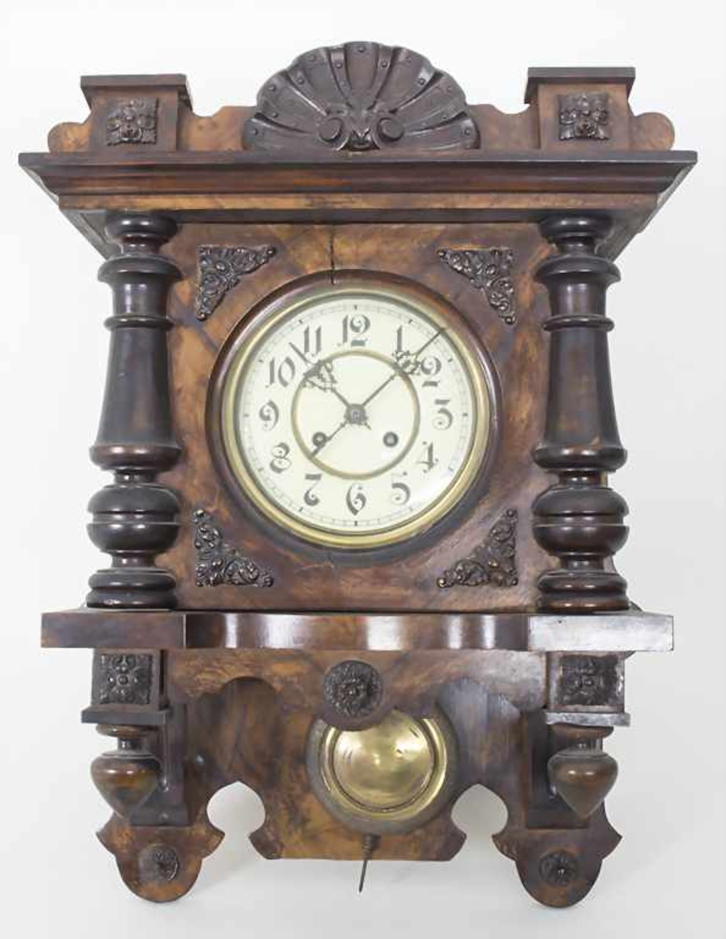 Wanduhr / A wall clock, deutsch um 1910Material: furniertes Holzgehäuse, Holzapplikationen,