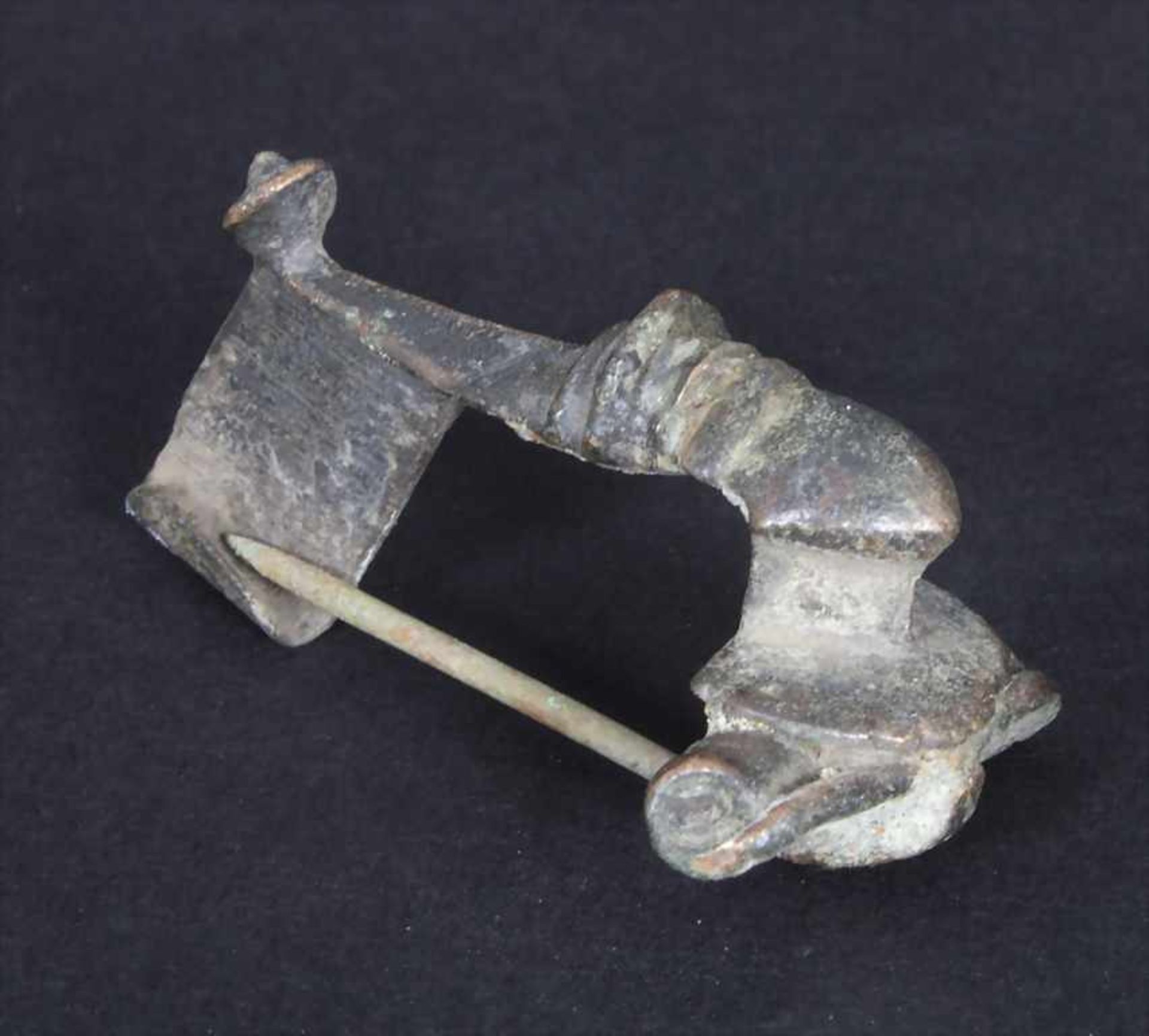 Römische Fibel / A Roman fibulaMaterial: Bronze,Länge: 4,0 cm,Zustand: gut, alt restauriert,