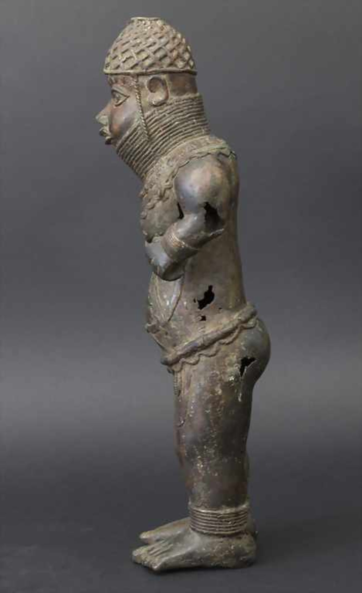 Königsfigur, Benin, Nigeria, nach 1950Material: Bronze (Guss der verlorenen Form), braun, partiell - Image 2 of 5