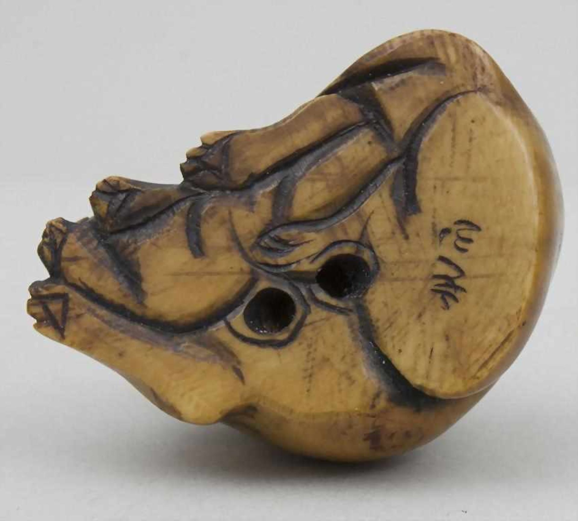 Netsuke, Hündin mit Welpe, Japan, 19. Jh.sehr feine Darstellung einer liegenden Hündin mit ihrem - Bild 3 aus 3