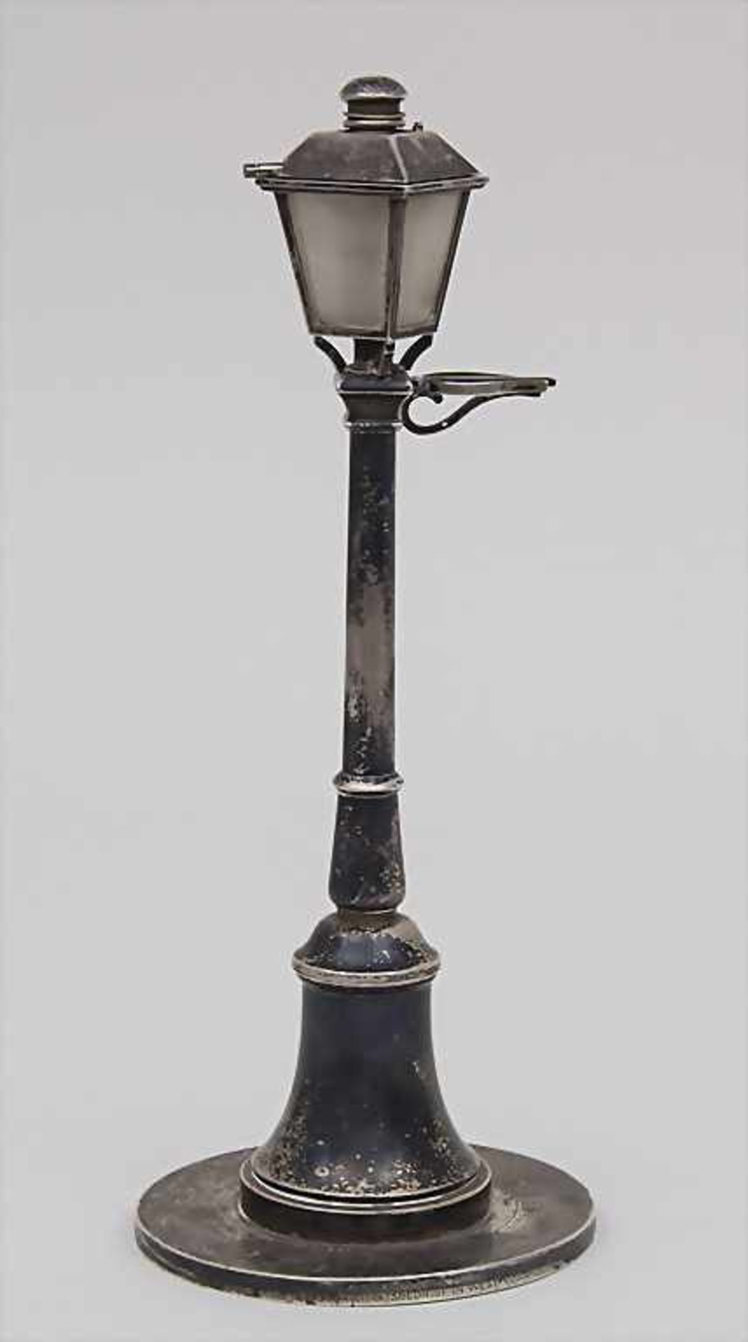 Laterne als Petroleumlampe / A petroleum lantern, Paris, um 1910Material: Silber 950,Punzen: Minerva