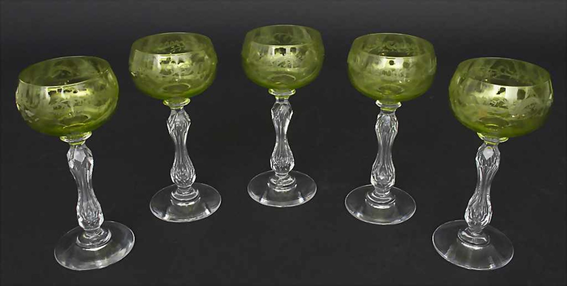 Satz 5 Weingläser mit Rocaillerankendekor / A set of 5 wine glasses with rocaille tendrils,