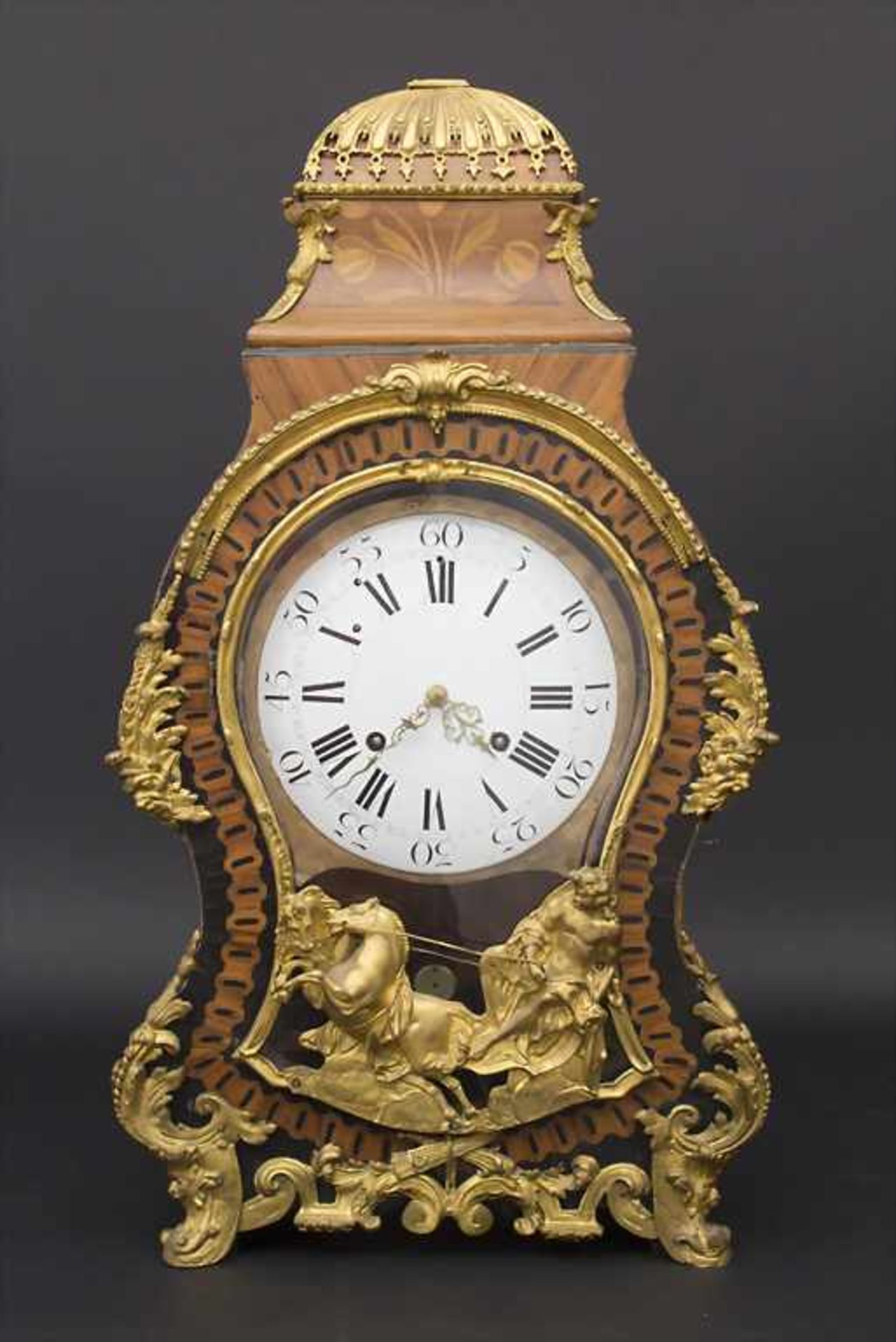 Große Pendule mit Wandkonsole / A large clock, 18./19. Jh.Gehäuse: Holzgehäuse mit Intarsien und