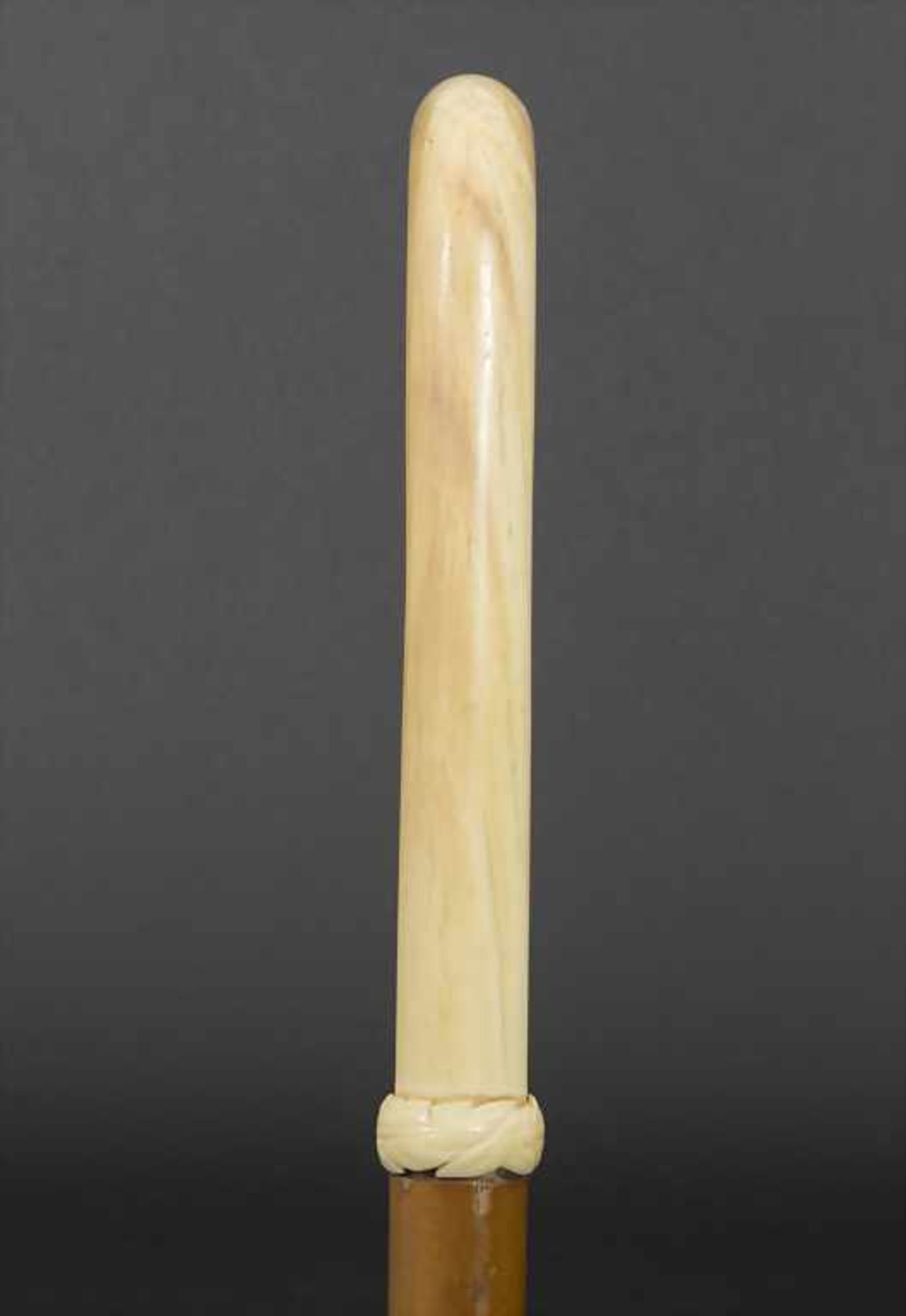 Gehstock mit Elfenbeingriff / A cane with ivory handle, um 1880Material: Malaccarohr (Schuss), - Bild 4 aus 5