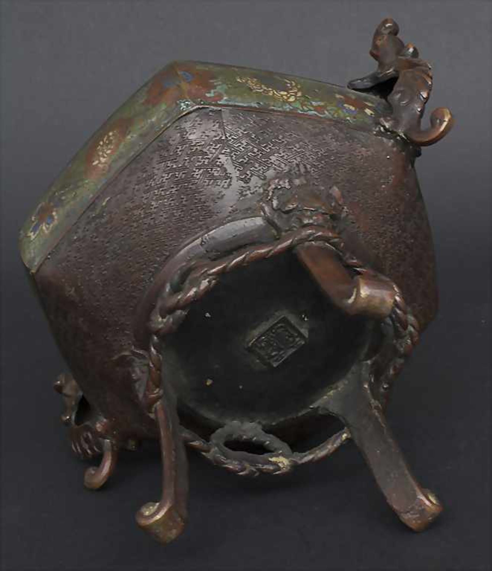 Cloisonné Weihrauchbrenner mit Shishi / A Cloisonné incense burner with Shishi, China, 19. Jh. - Bild 7 aus 8