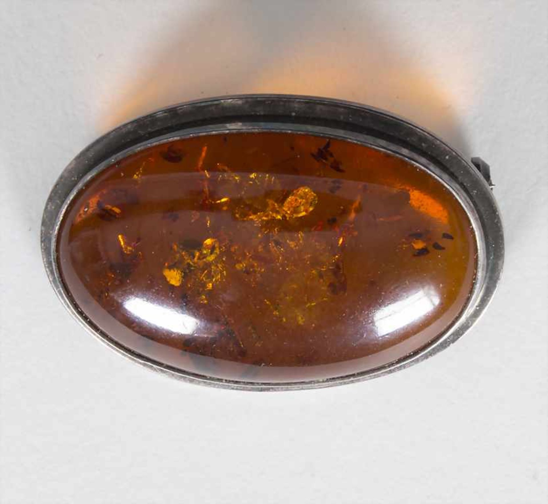 Bernsteinbrosche / A brooch with amberMaterial: Sterling Silber 925/000, Bernstein,Maße:35 x 23 mm, - Image 2 of 3