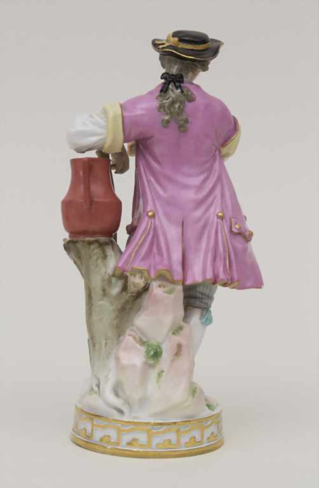 Gärtner mit Gießkanne und Spaten / A gardener with a watering can and a spade, Meissen, um - Bild 3 aus 6