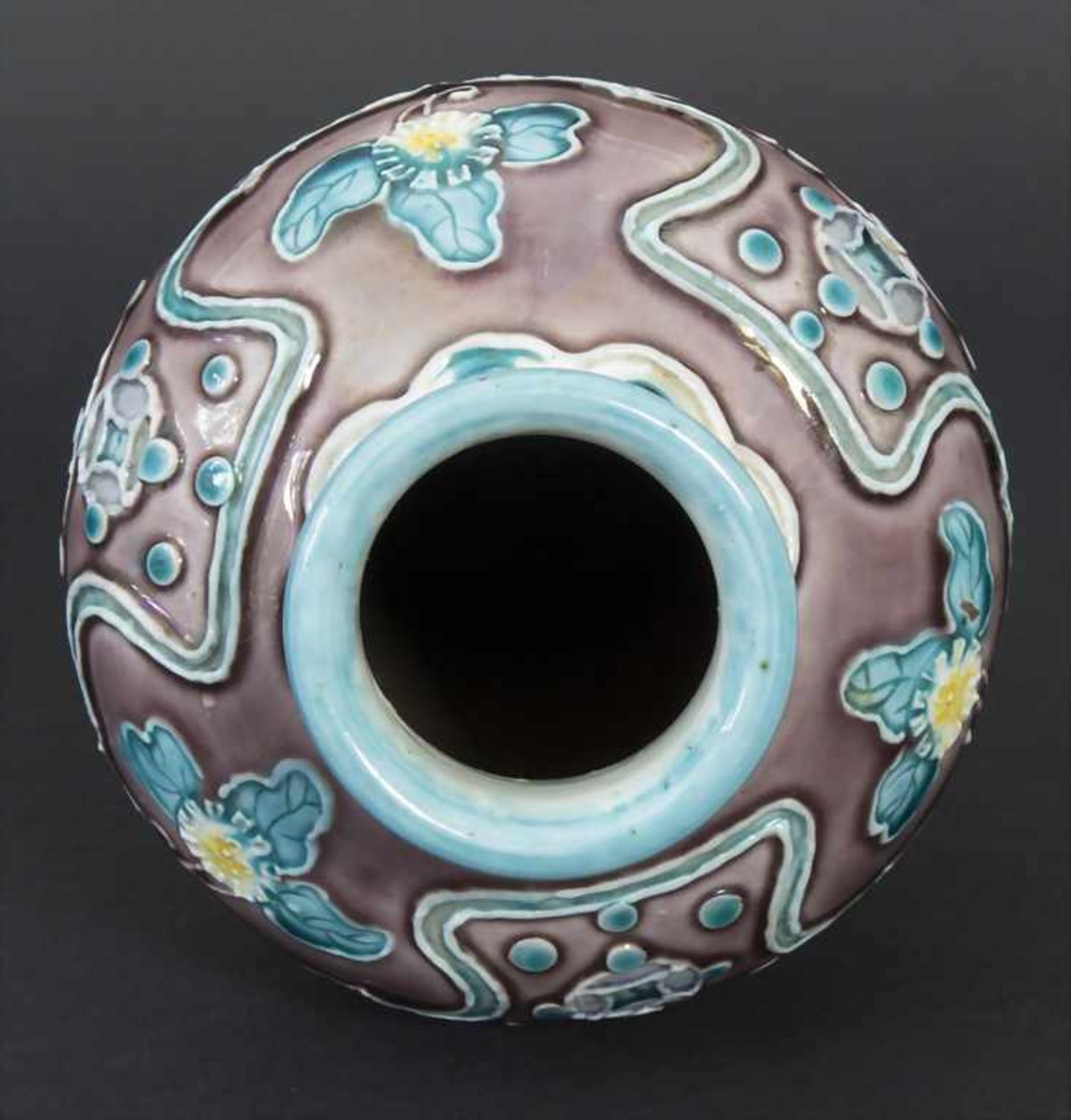 Fahua-Vase, China, wohl 18./19. Jh.Material: Bisquitporzellan, Auflagen in Fahuatechnik, polychrom - Bild 4 aus 7