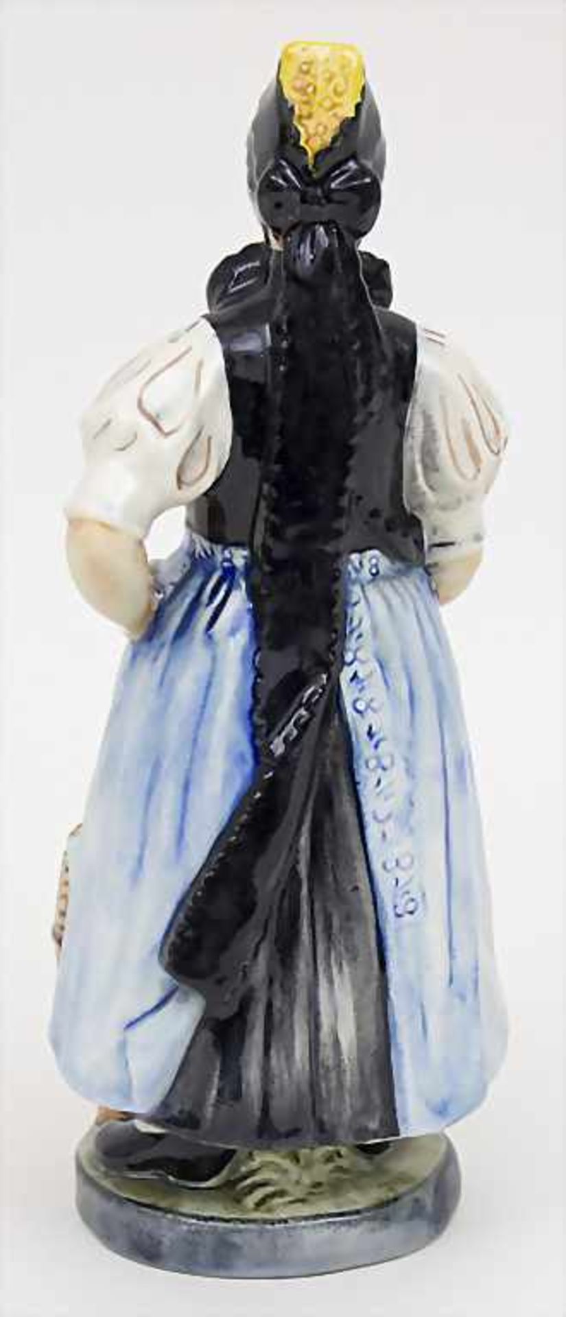 Trachtenfigur 'Tribergerin' / A costumed woman from the Black Forest, Karlsruher Majolika, um - Image 2 of 4