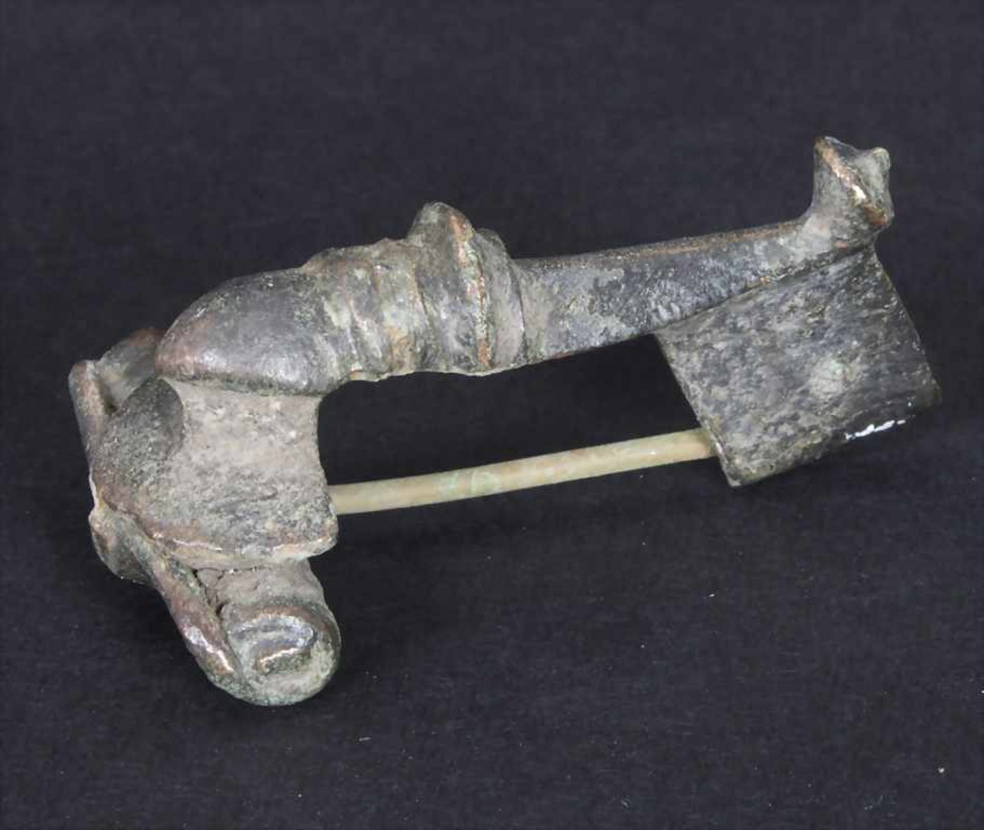 Römische Fibel / A Roman fibulaMaterial: Bronze,Länge: 4,0 cm,Zustand: gut, alt restauriert, - Bild 2 aus 2