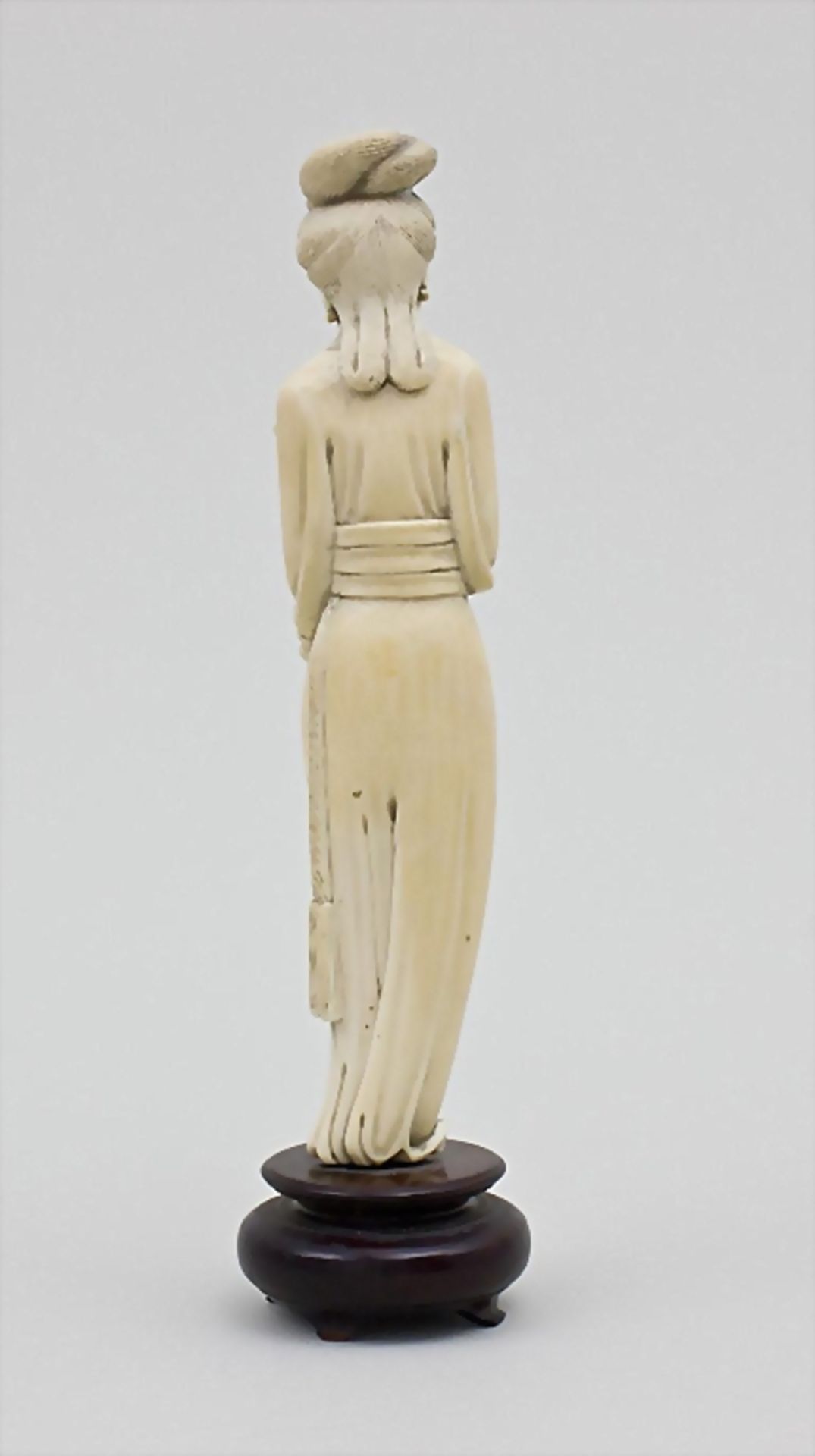 Geisha, Okimono, Japan, Ende 19. Jh.Bein. Stehende Figur, plastisch geschnitzt. In ihrer linken Hand - Bild 2 aus 3