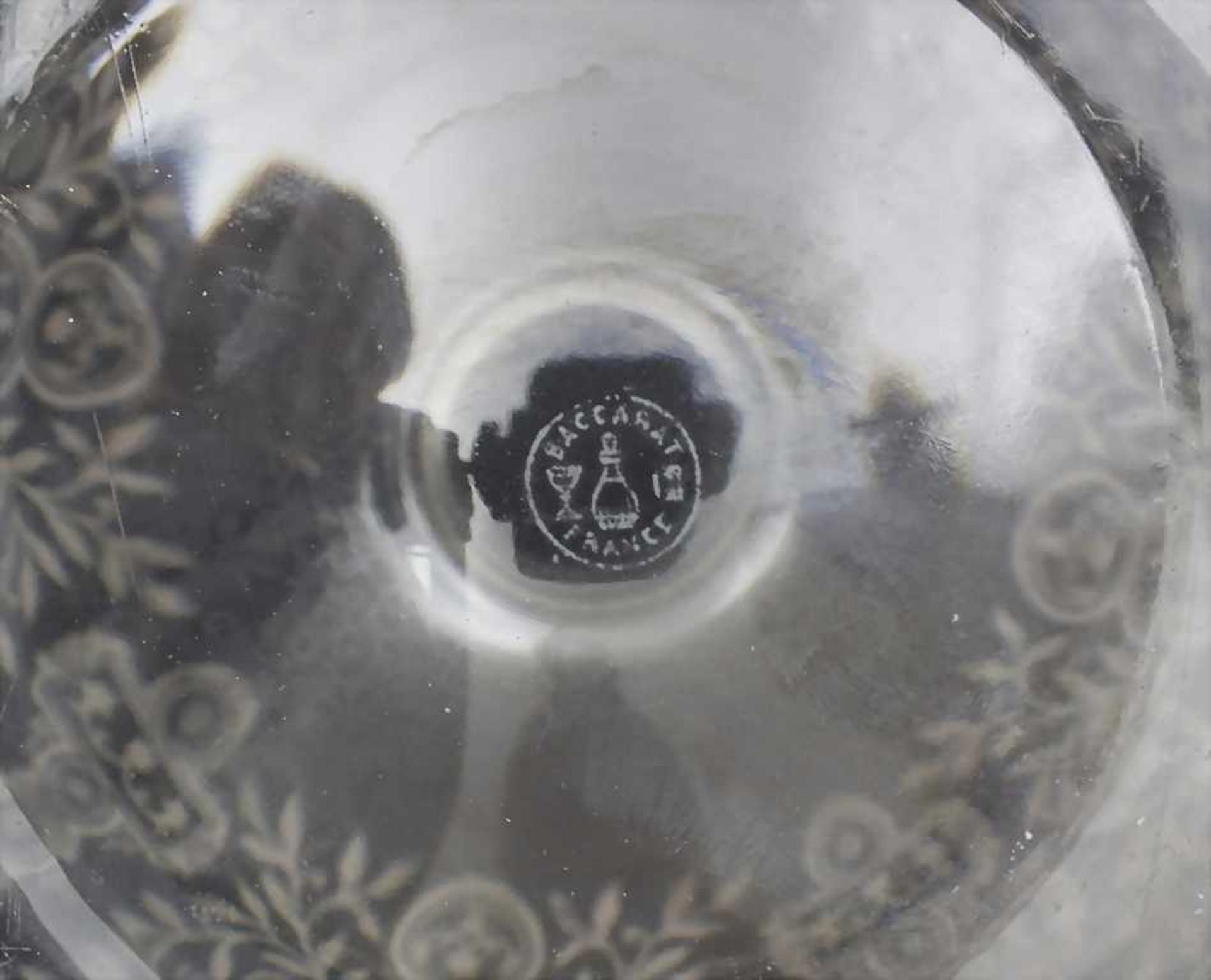 Glas-Karaffe mit vegetabilem Rankendekor / A glass decanter with vegetal tendrils, 1930er - Image 2 of 2
