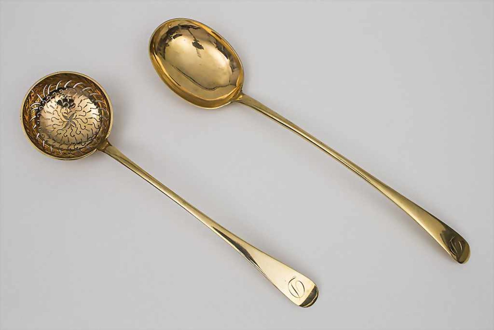 Vorlegelöffel und Zuckerstreuer / A Serving Spoon and Sugar Sparkler, Anfang 20. Jh.Material: Silber