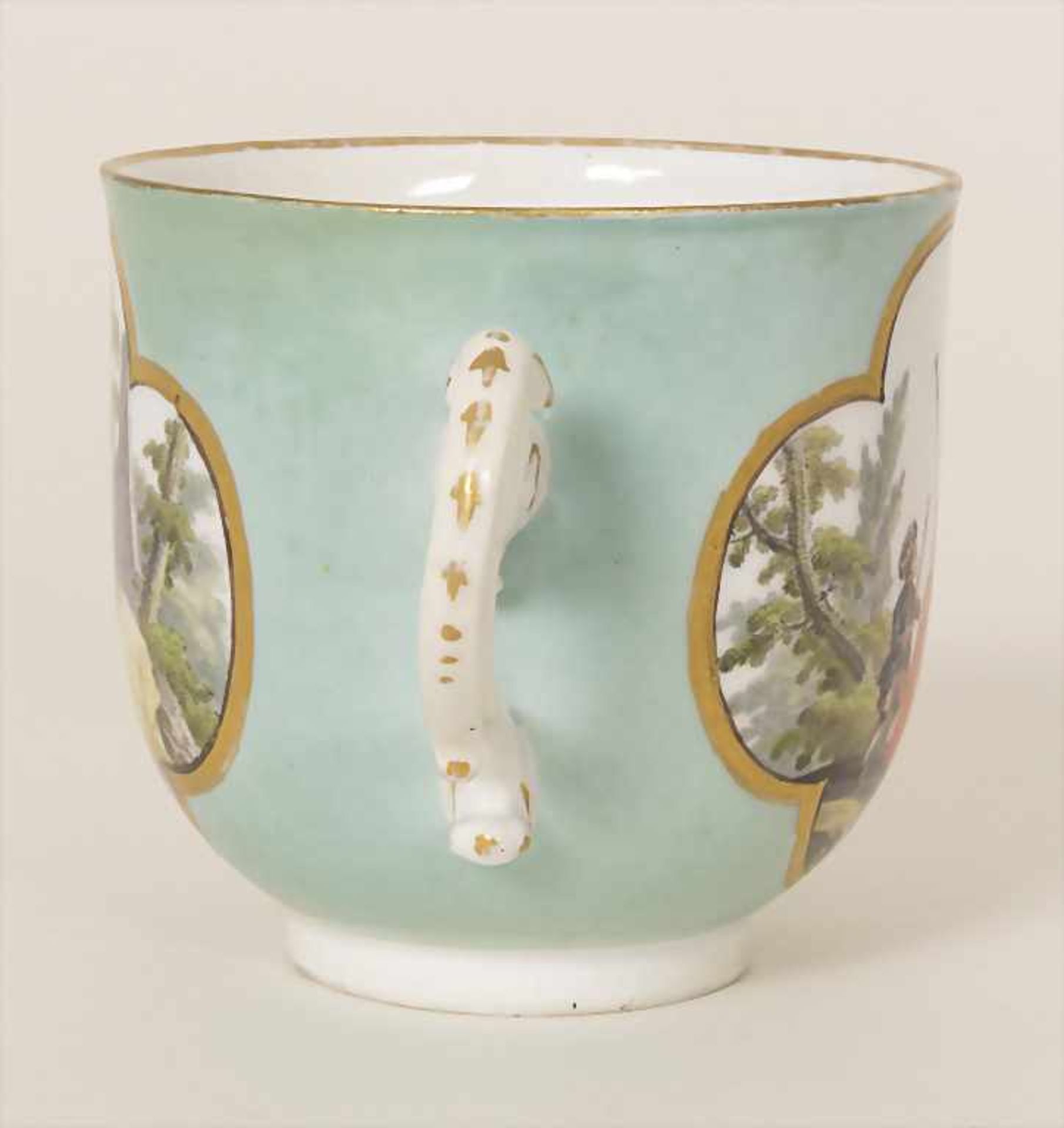 Glockentasse mit galanten Szenen / A cup with courting scenes, Meissen, um 1740Material: - Bild 2 aus 9