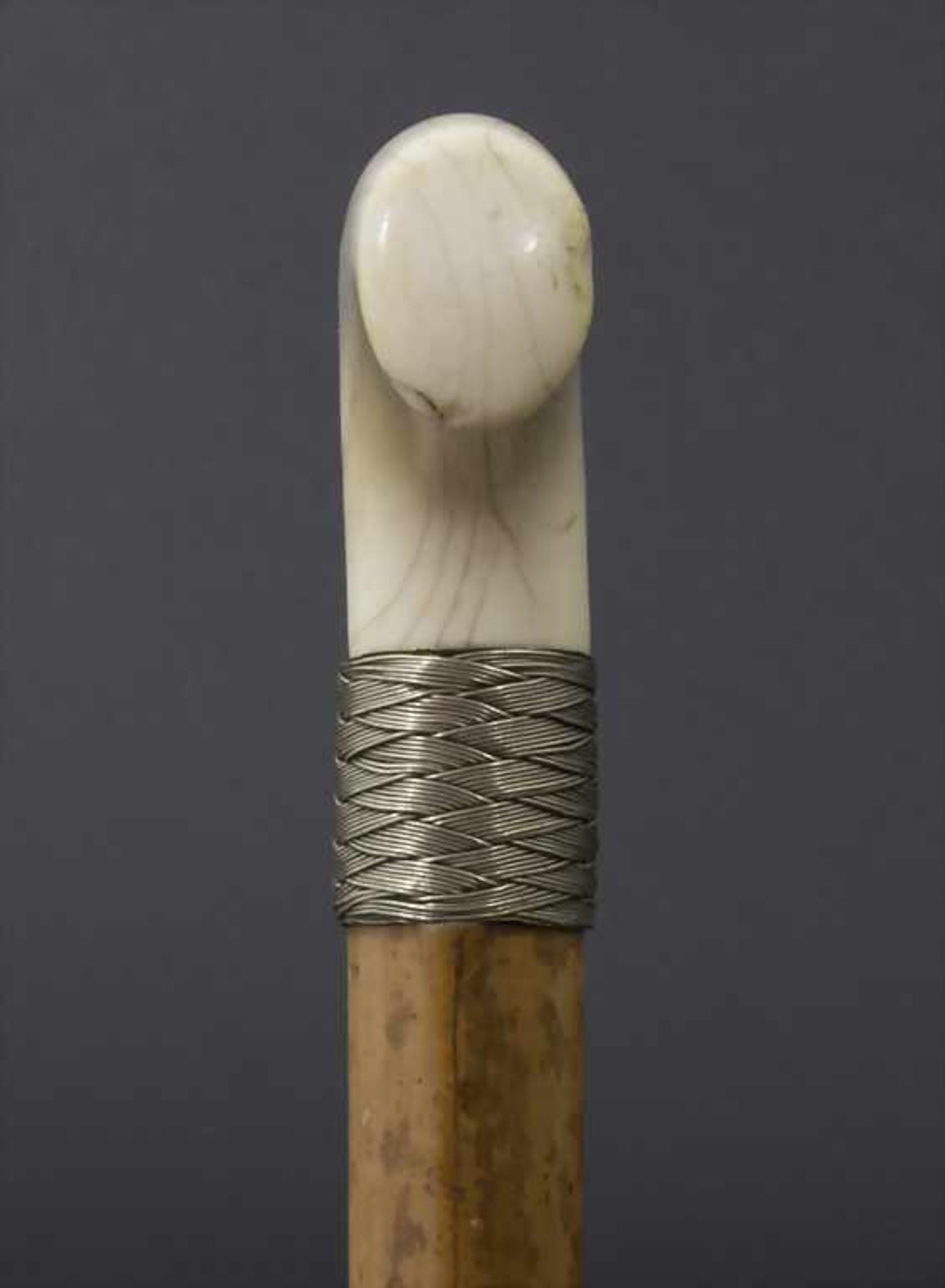 Gehstock mit Ziermonogramm / A cane with monogram, um 1900Material: Malaccarohr (Schuss), Elfenbein, - Bild 3 aus 6