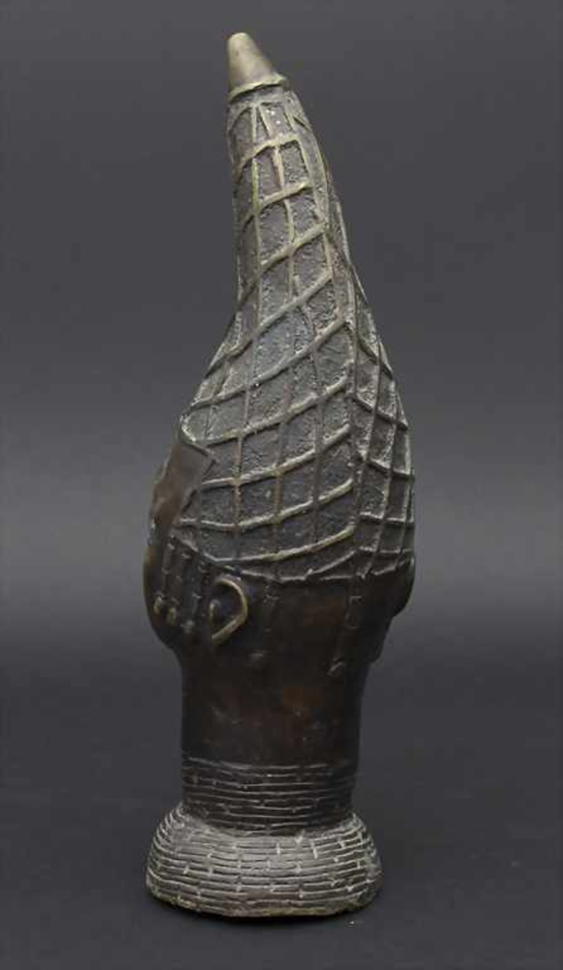 Kopf einer Königin / Gedenkkopf, BeninMaterial: Bronze braun patiniert,Maße: 41 cm,Zustand: - Image 3 of 4