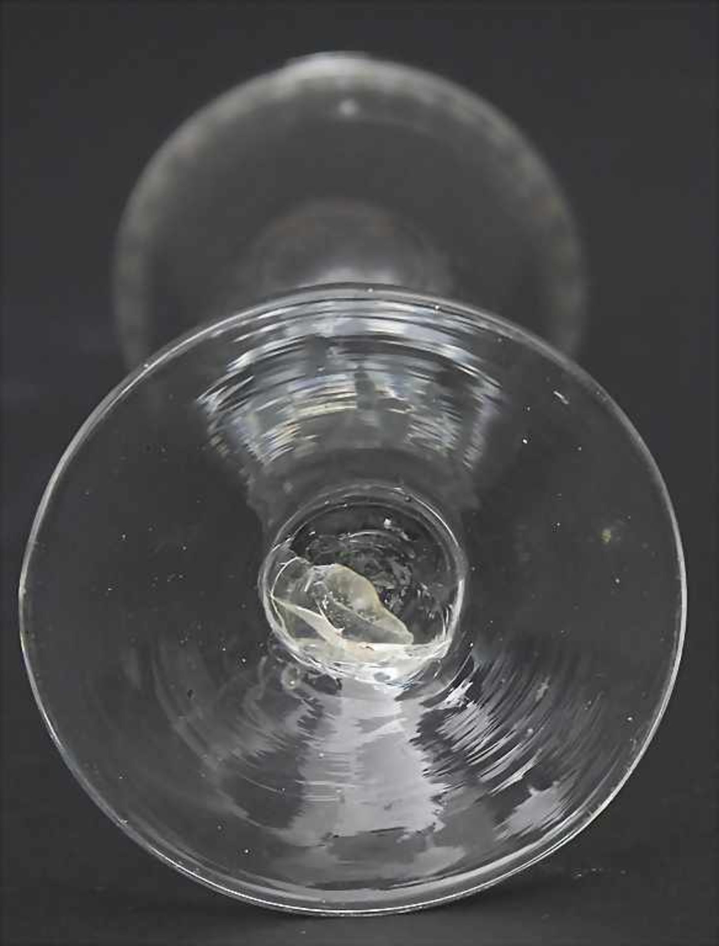 Kelchglas mit Schliffdekor / A goblet with cut frieze, 18. / 19. Jh.Material: farbloses Glas, - Image 2 of 4