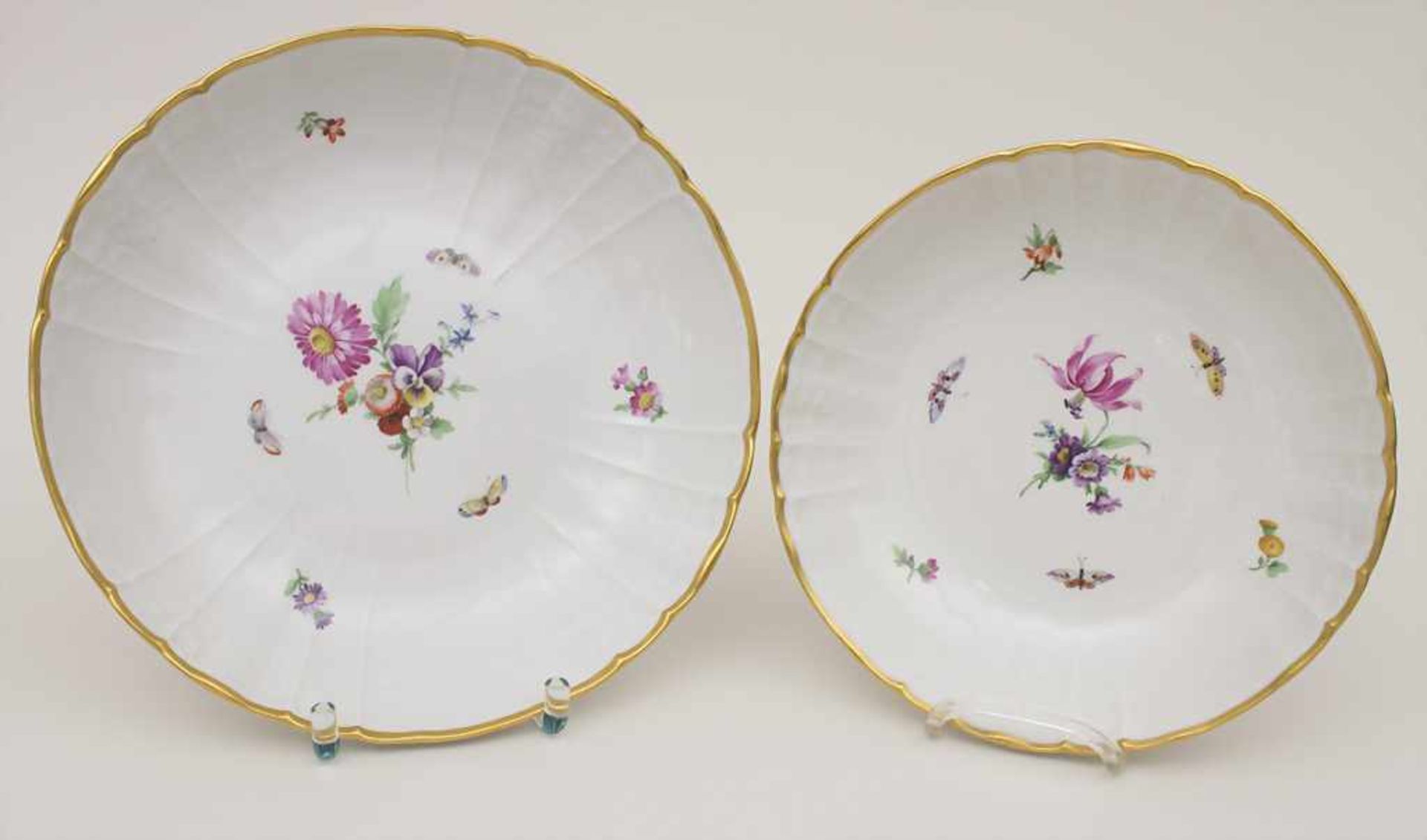 2 Schalen mit Blumen und Schmetterlingen / 2 bowls with flowers and butterflies, KPM/Berlin, um