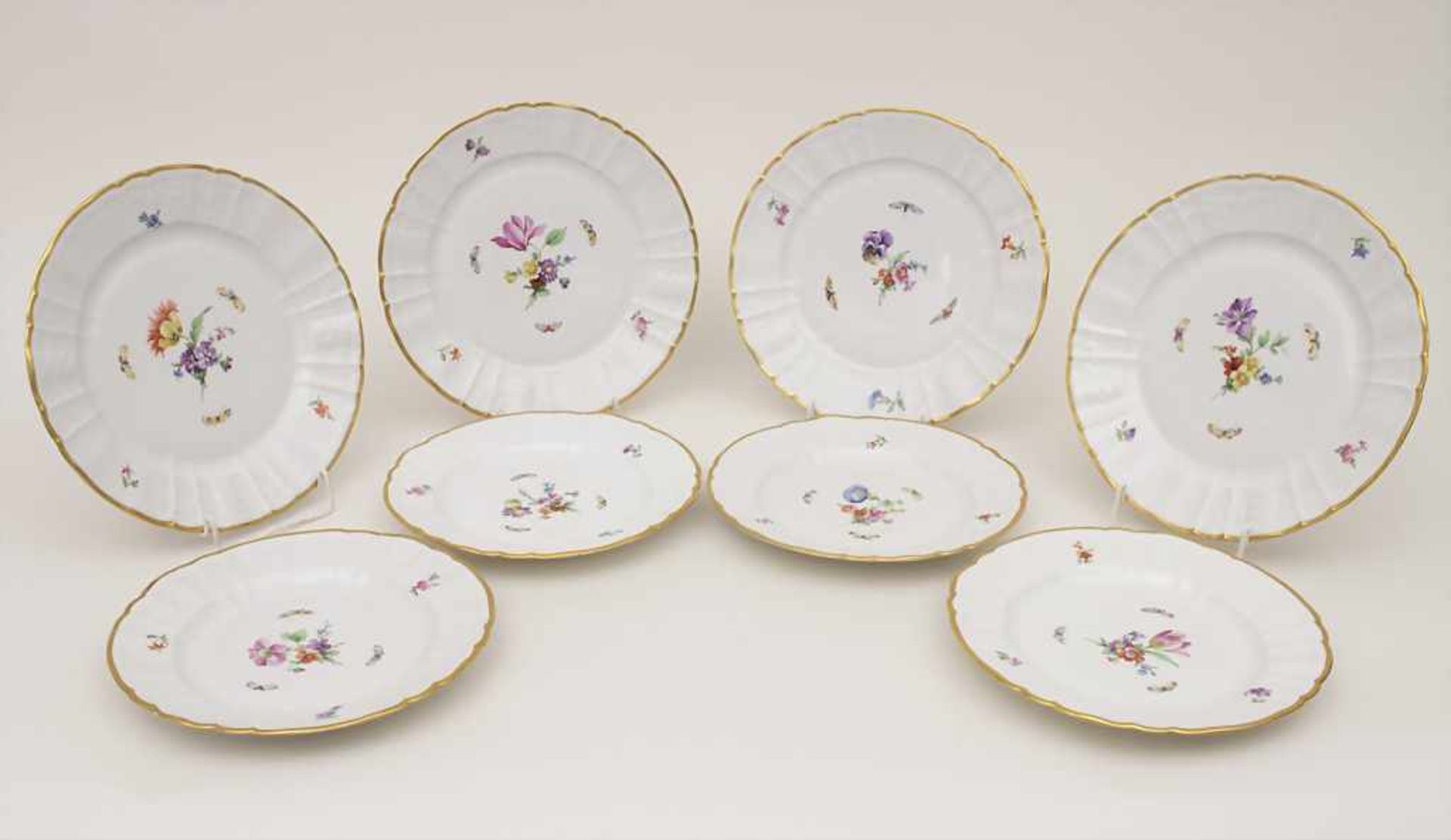 8 Teller mit Blumenmalerei / 8 plates with flowers, KPM, Berlin, 20. Jh.bestehend aus: 4