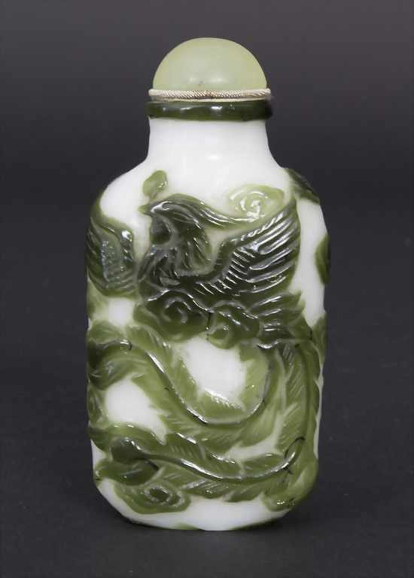 Snuff Bottle, China, um 1900Material: Milchglas überfangen, Kristallstöpsel,Dekor: Phönixe und