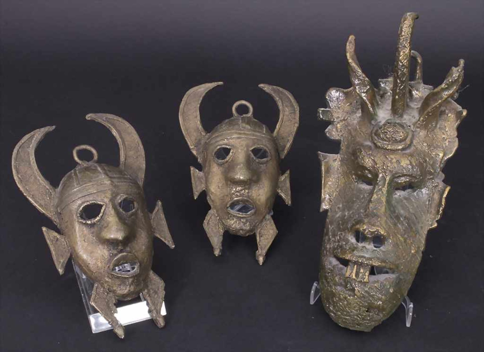 3 Masken, Senufo, ElfenbeinküsteMaterial: Bronze,Maße: 19 cm, 25 cm,Zustand: Gussfehler- - -20.