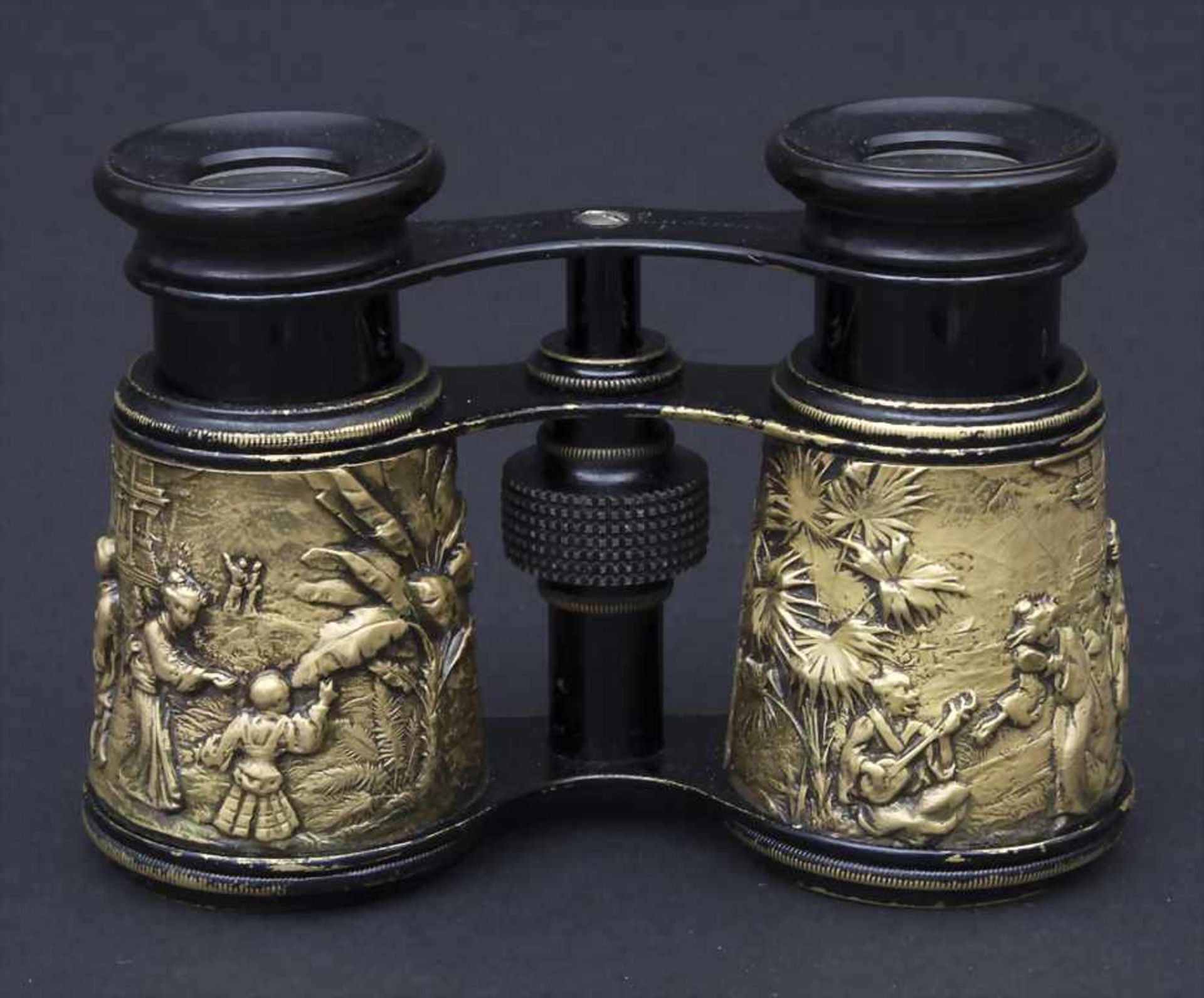 Opernglas mit Figurenrelief / Opera glasses with figural relief, Japan, um 1900Material: Messing, - Bild 3 aus 7