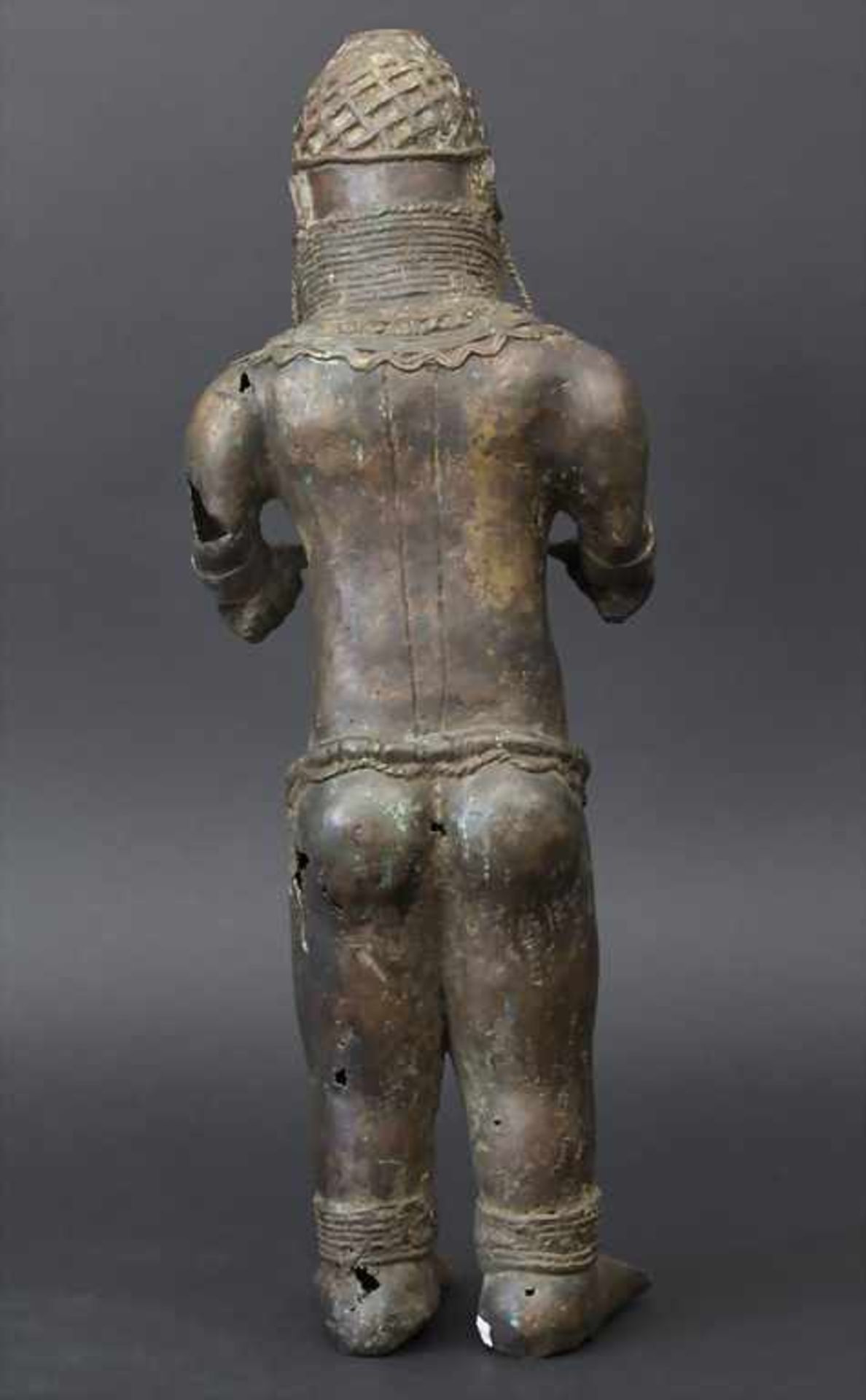 Königsfigur, Benin, Nigeria, nach 1950Material: Bronze (Guss der verlorenen Form), braun, partiell - Image 3 of 5