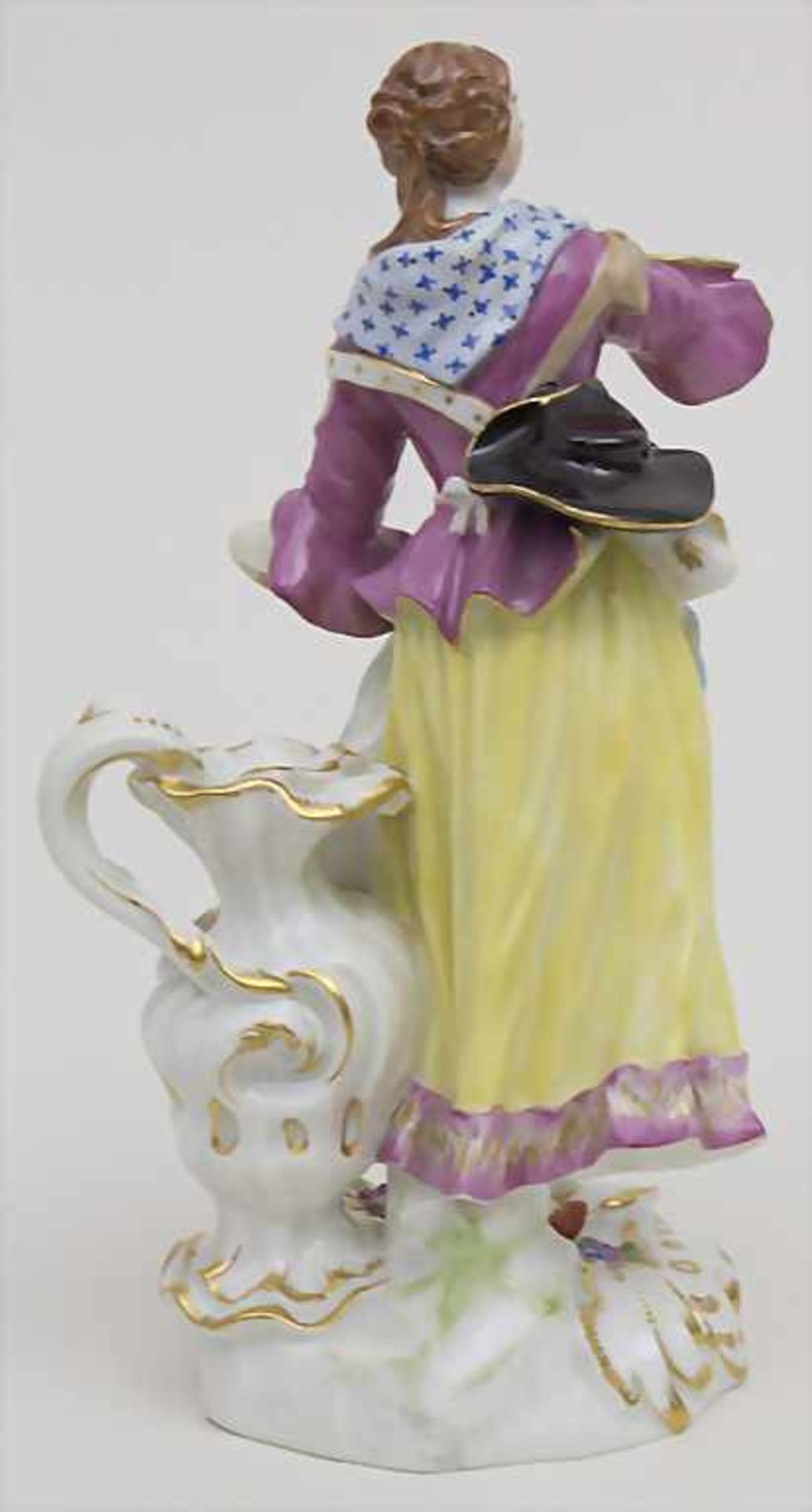 Schäferin mit hohem Henkelgefäß / A figure of a shepherdess with huge jug, Meissen, Mitte 20. Jh. - Image 3 of 6