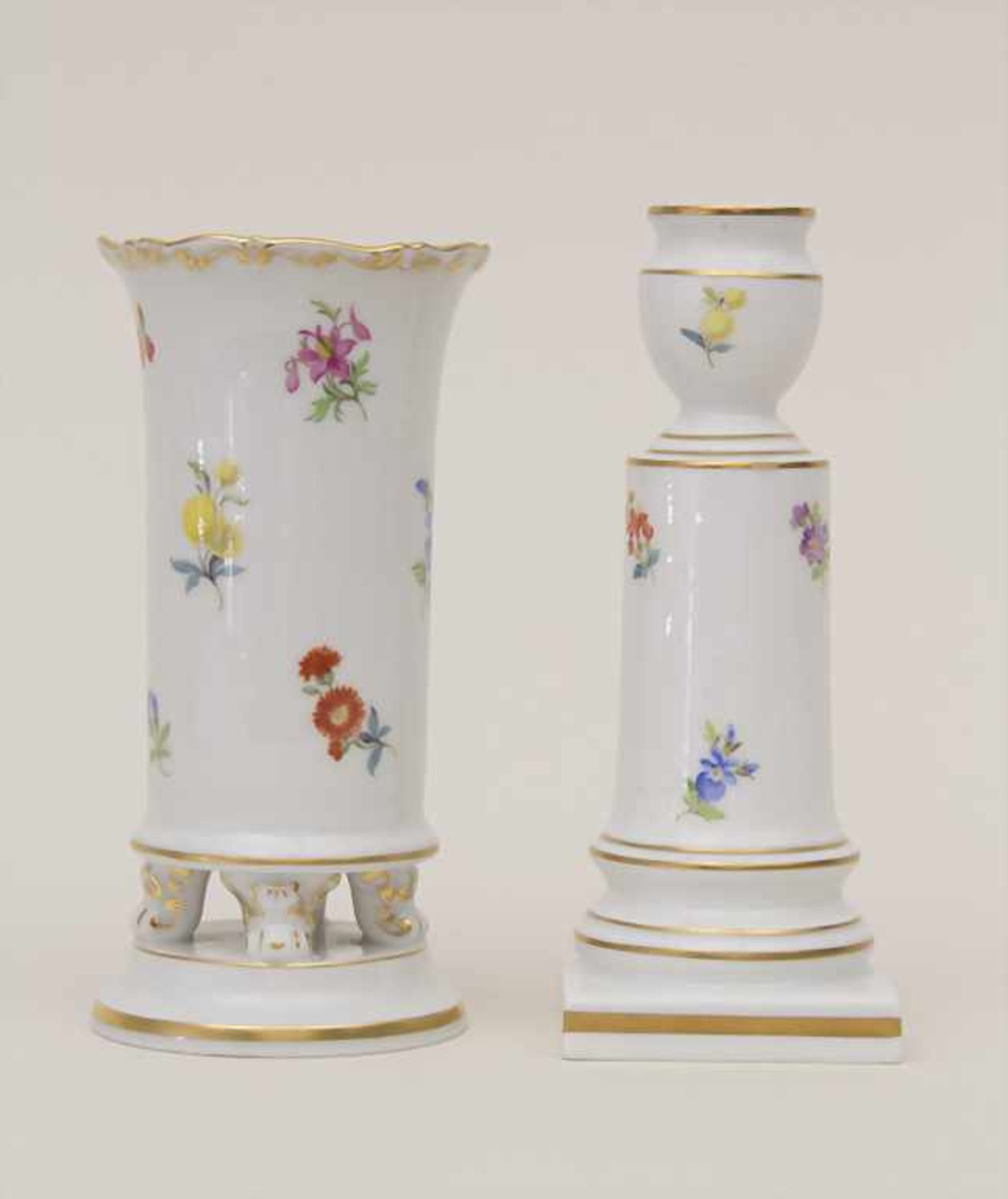 Vase und Kerzenleuchter 'Streublume' / A vase and a candlestick 'scattered flowers', Meissen, 1934- - Bild 2 aus 4