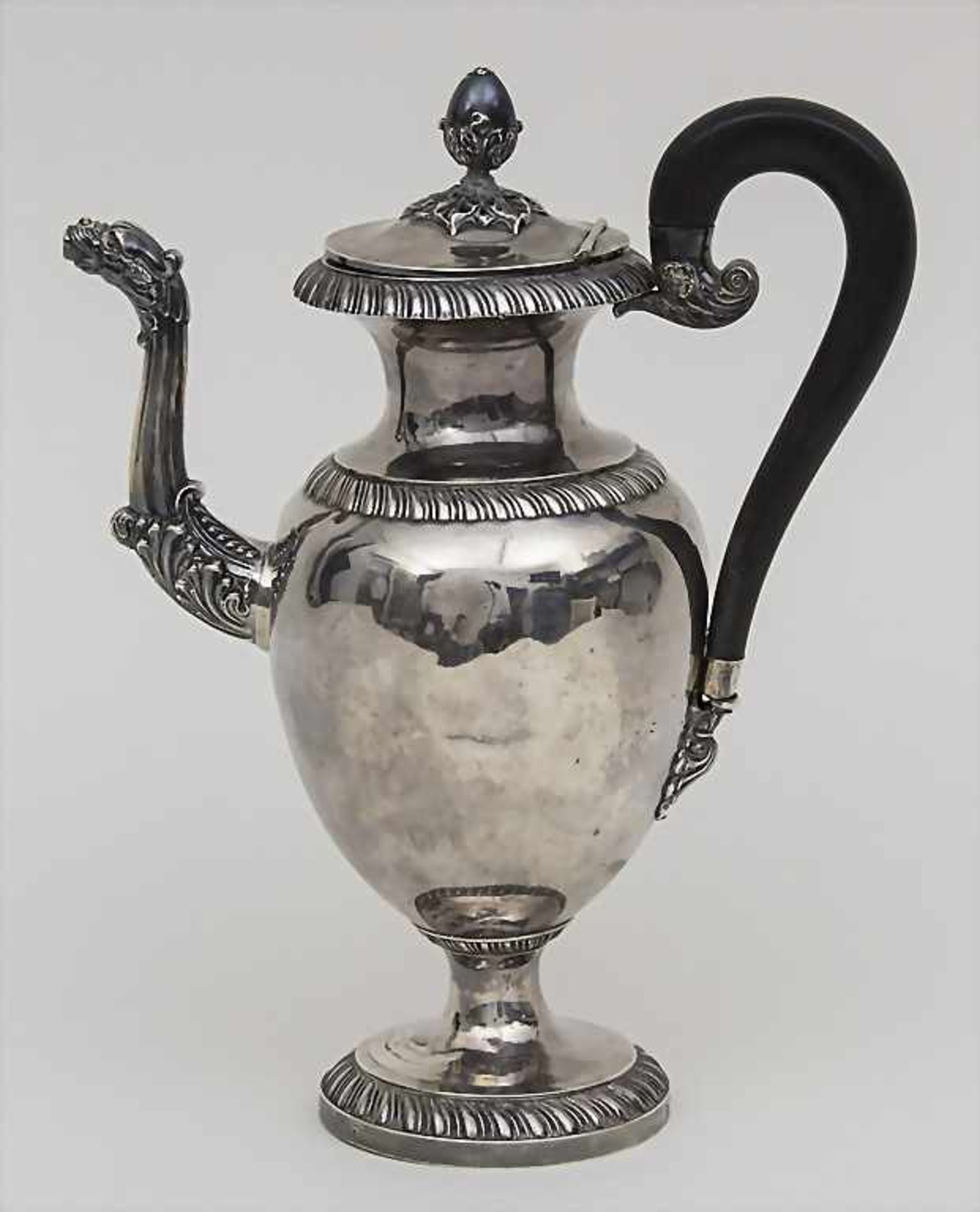 Kaffee Kanne / A coffee pot, Paris, um 1830Material: Silber, 950,Punzierung: Veillard-Punze,