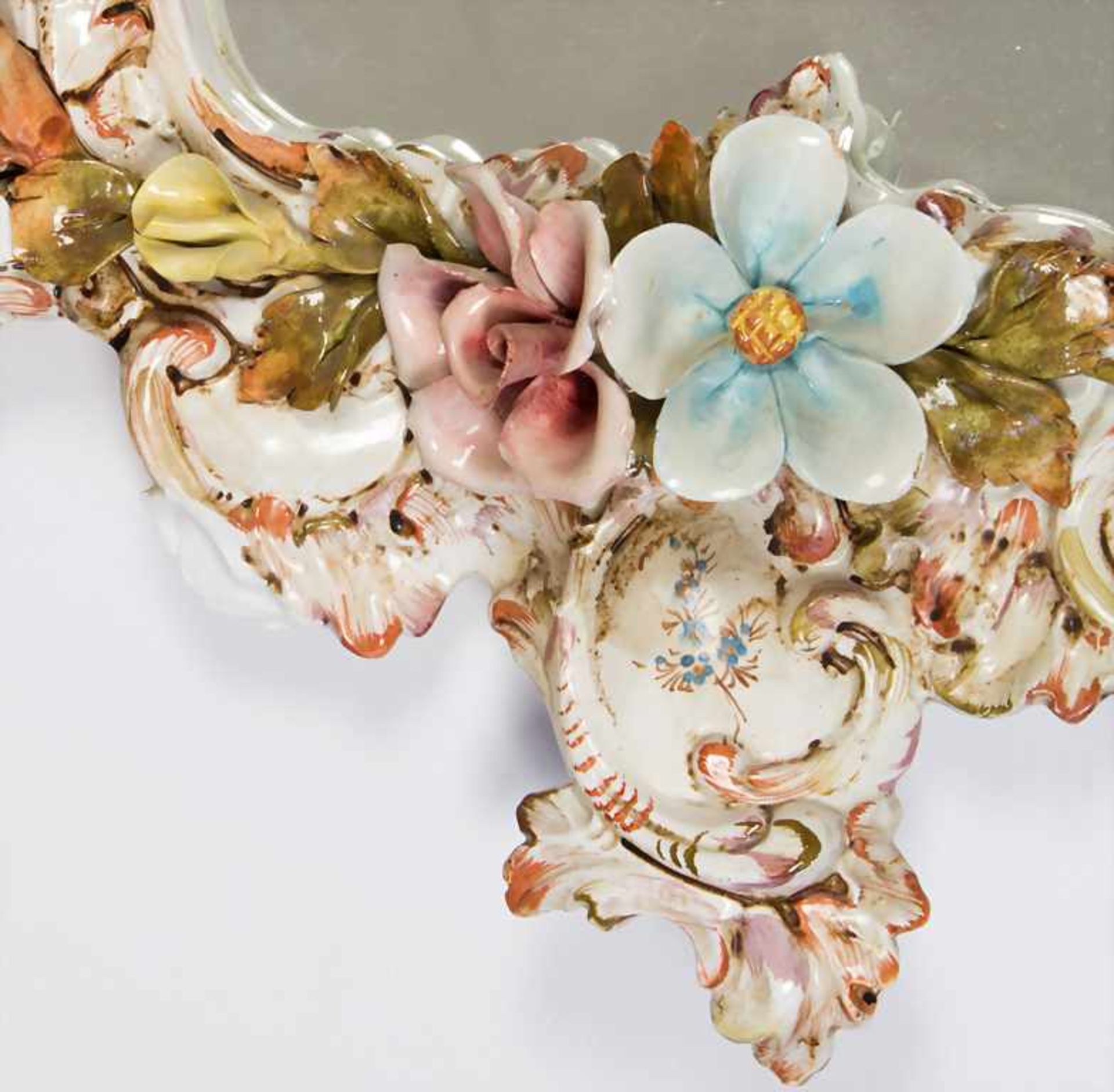 Spiegel mit Porzellanblüten / A mirror with porcelain flowersMaterial: Porzellan, farbig - Bild 3 aus 4