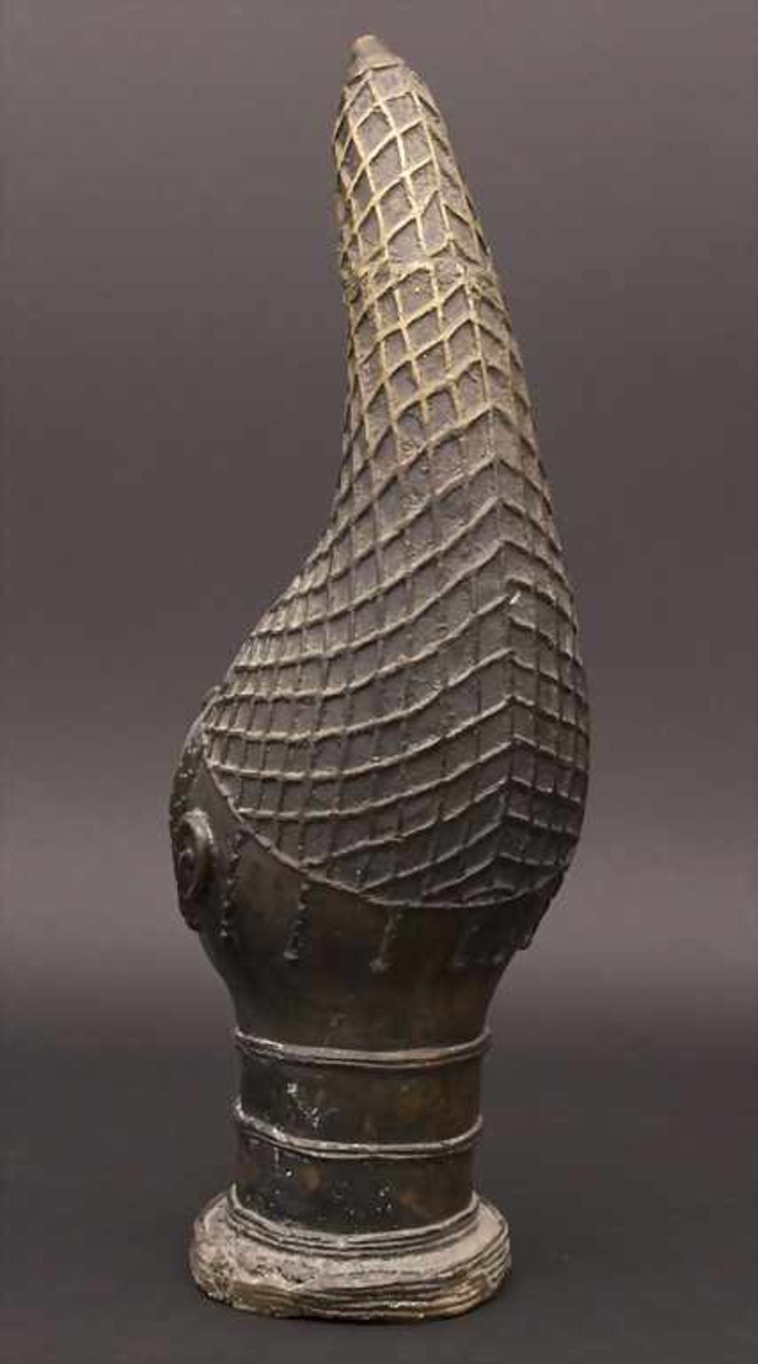 Kopf einer Königin / Gedenkkopf, BeninMaterial: Bronze braun patiniert,Maße: 52 cm,Zustand: - Bild 3 aus 4
