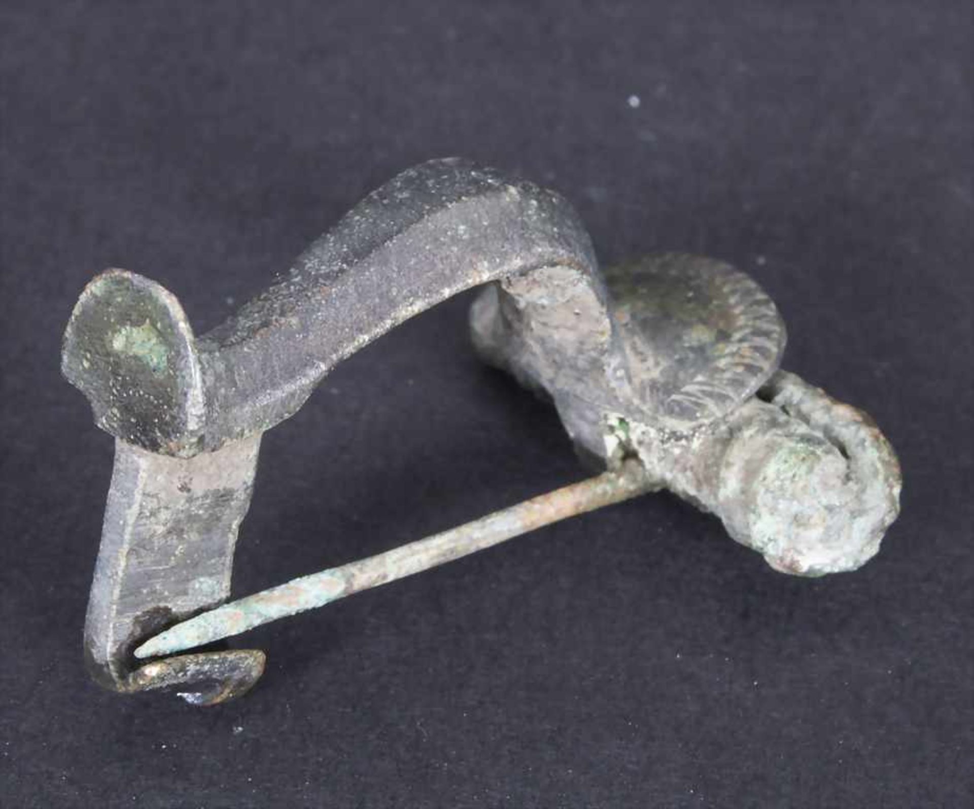 Römische Fibel / A Roman fibulaMaterial: Bronze,Länge: 4,0 cm,Zustand: gut, alt restauriert, - Bild 2 aus 2