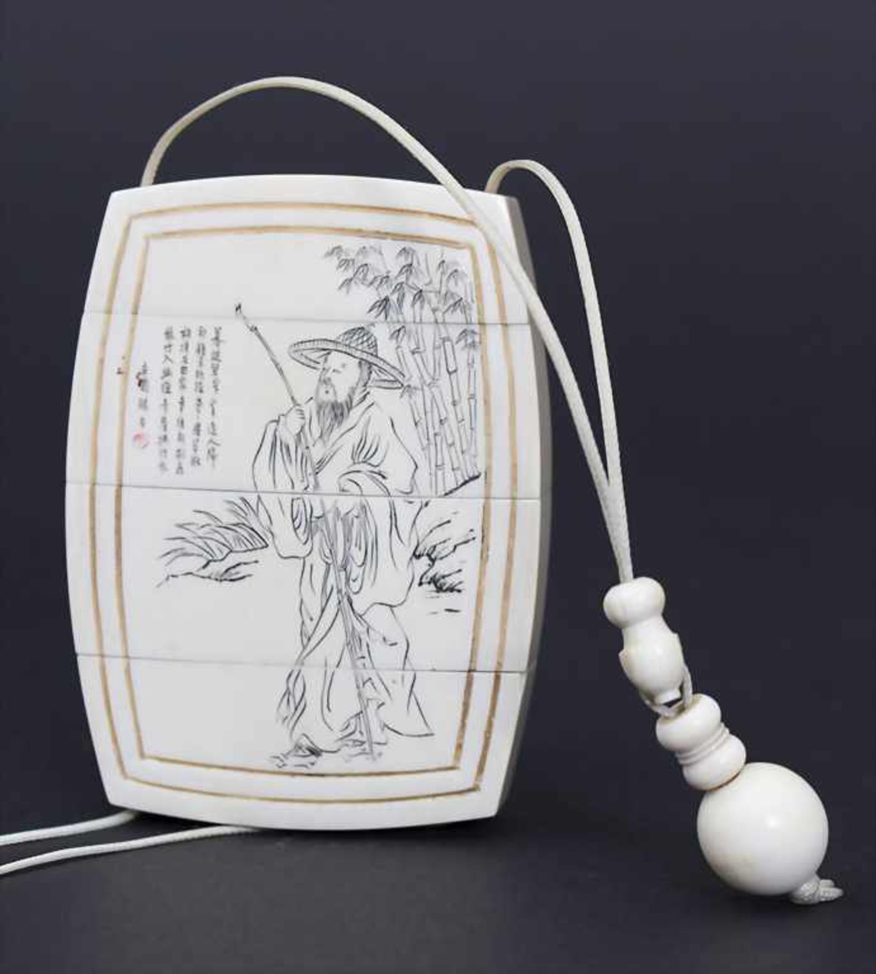 Inro / An Inro, Japan, um 1900Material: Elfenbein, geschnitzt, verziert mit graviertem Kaligrafisten
