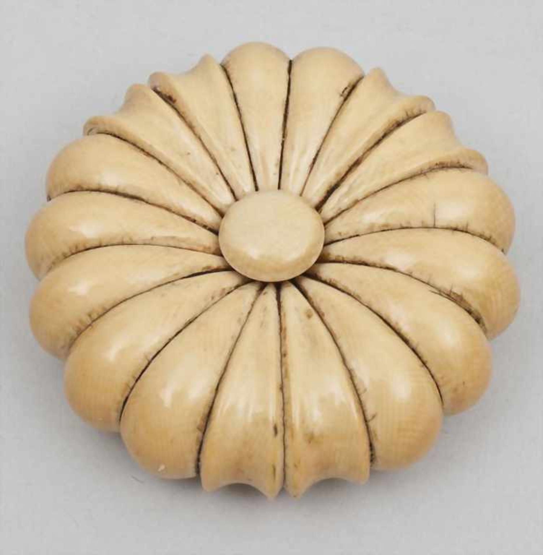 Manju-Netsuke, Japan, um 1900Elfenbein. In Form einer Blüte, Blütenstempel separat gearbeitet und