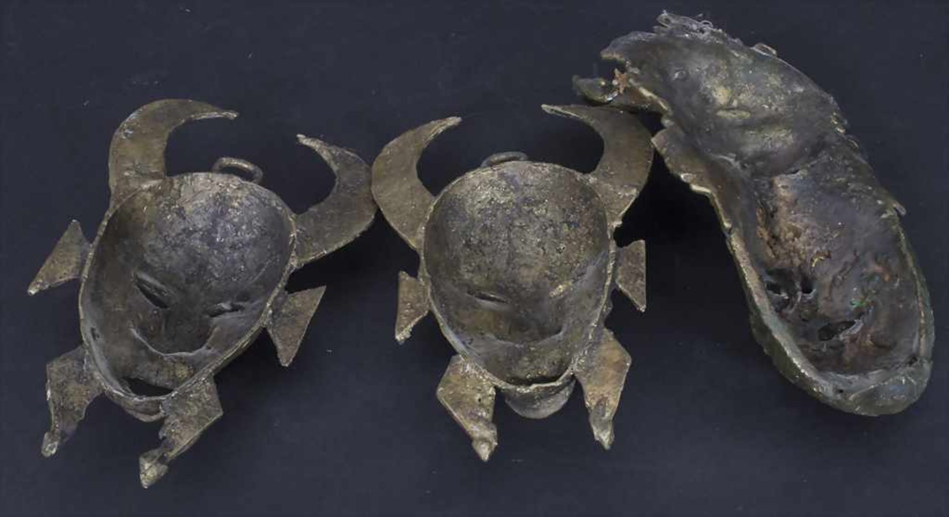 3 Masken, Senufo, ElfenbeinküsteMaterial: Bronze,Maße: 19 cm, 25 cm,Zustand: Gussfehler- - -20. - Image 2 of 2