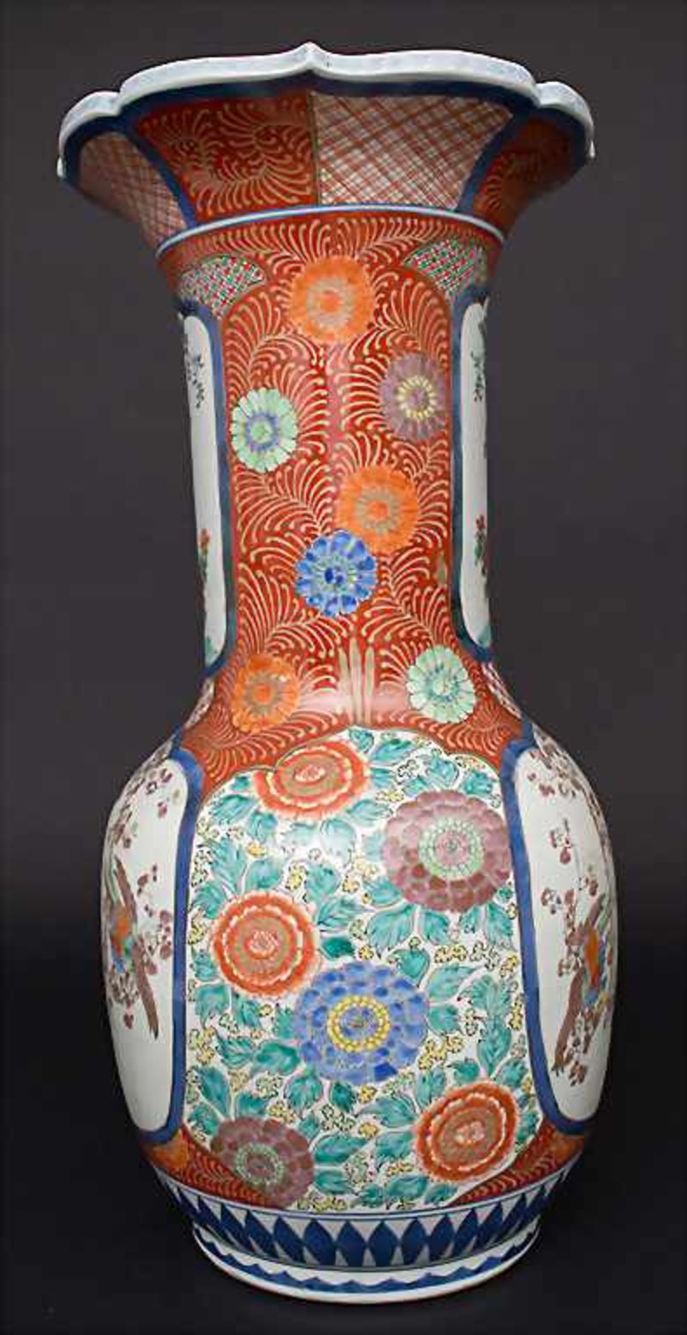 Bodenvase mit Vogel-Blütendekor / A floor vase with birds and flowers, China, um 1900Material: - Bild 2 aus 4