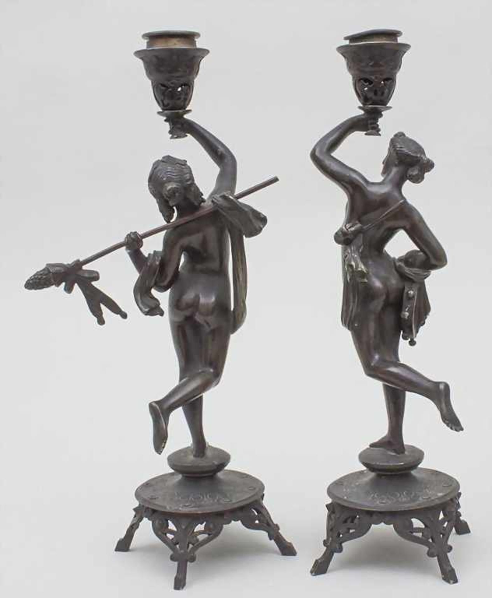 Paar figürliche Bronzeleuchter, Frankreich, 19. Jh.auf vier hohen Füßen runder, verzierter Sockel - Image 2 of 2