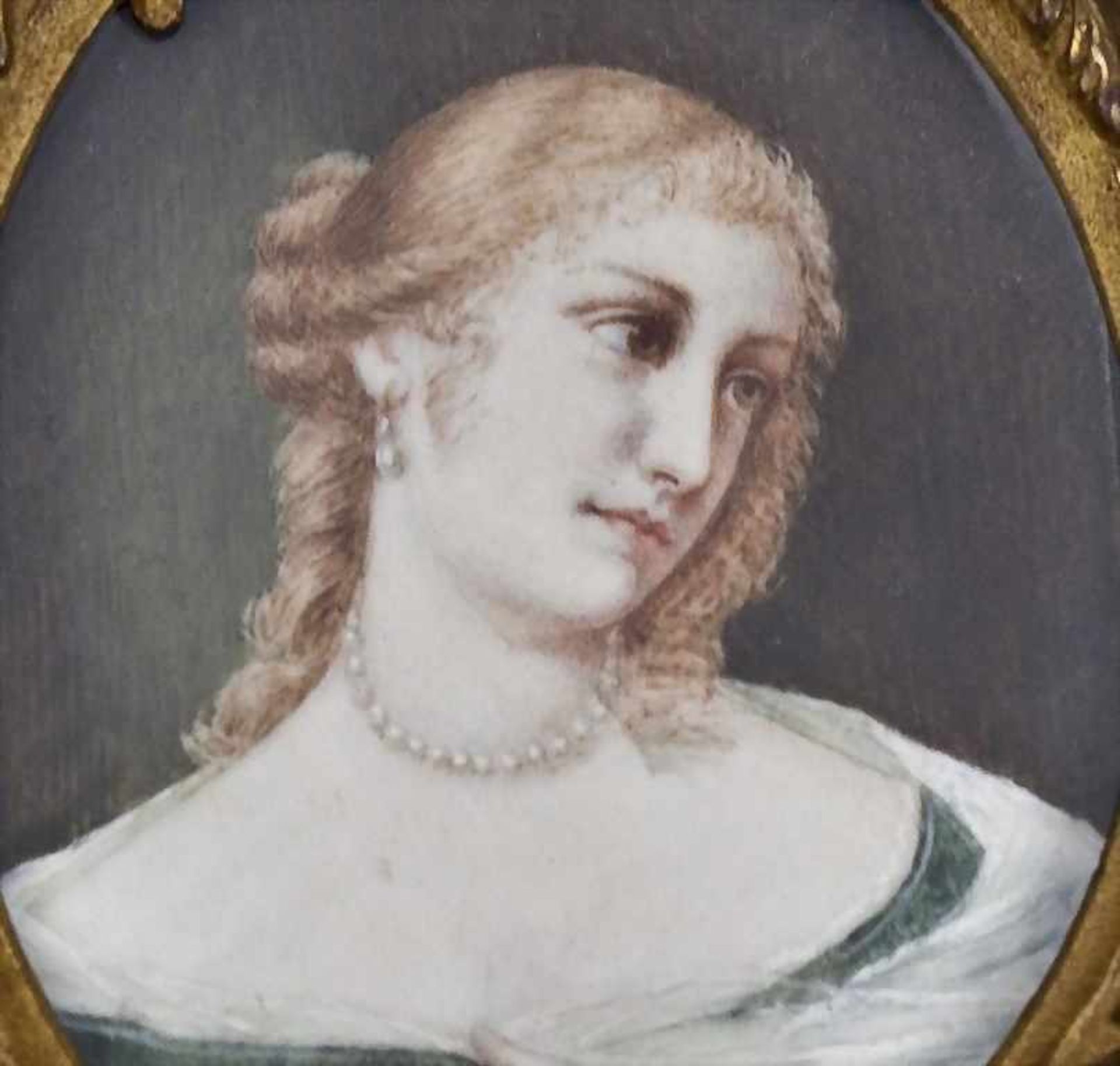 Biedermeier-Miniatur, 19. Jh.Mädchen-Halbbildnis mit Perlencollier, fein gemalte Gouache auf - Bild 2 aus 2