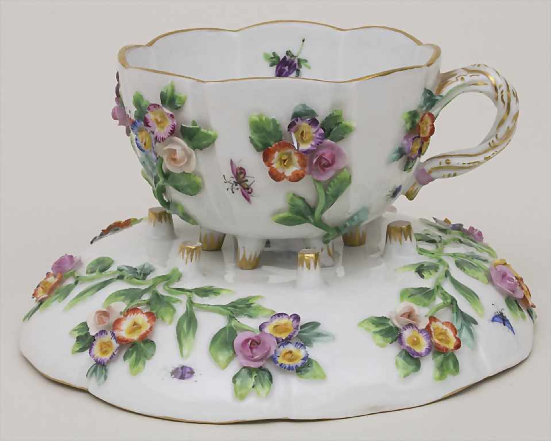 Tasse und Untertasse mit aufgelegten Blüten / A cup and saucer with encrusted flowers, Meissen,