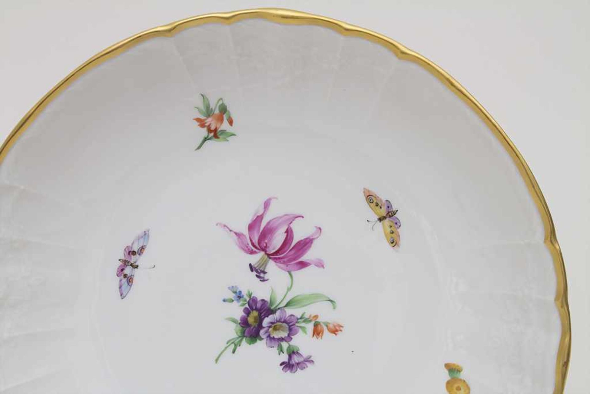 2 Schalen mit Blumen und Schmetterlingen / 2 bowls with flowers and butterflies, KPM/Berlin, um - Bild 3 aus 5