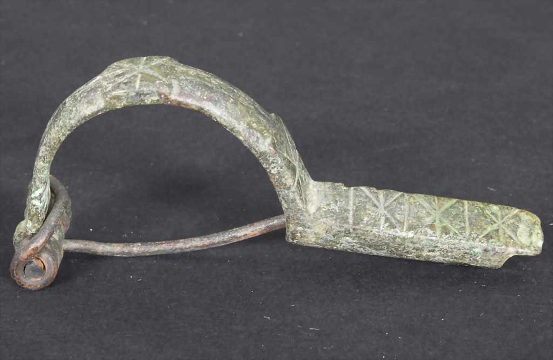 Keltische Fibel / A celtic fibulaMaterial: Bronze,Länge: 7,7 cm,Zustand: gut, alt restauriert, - Bild 2 aus 2