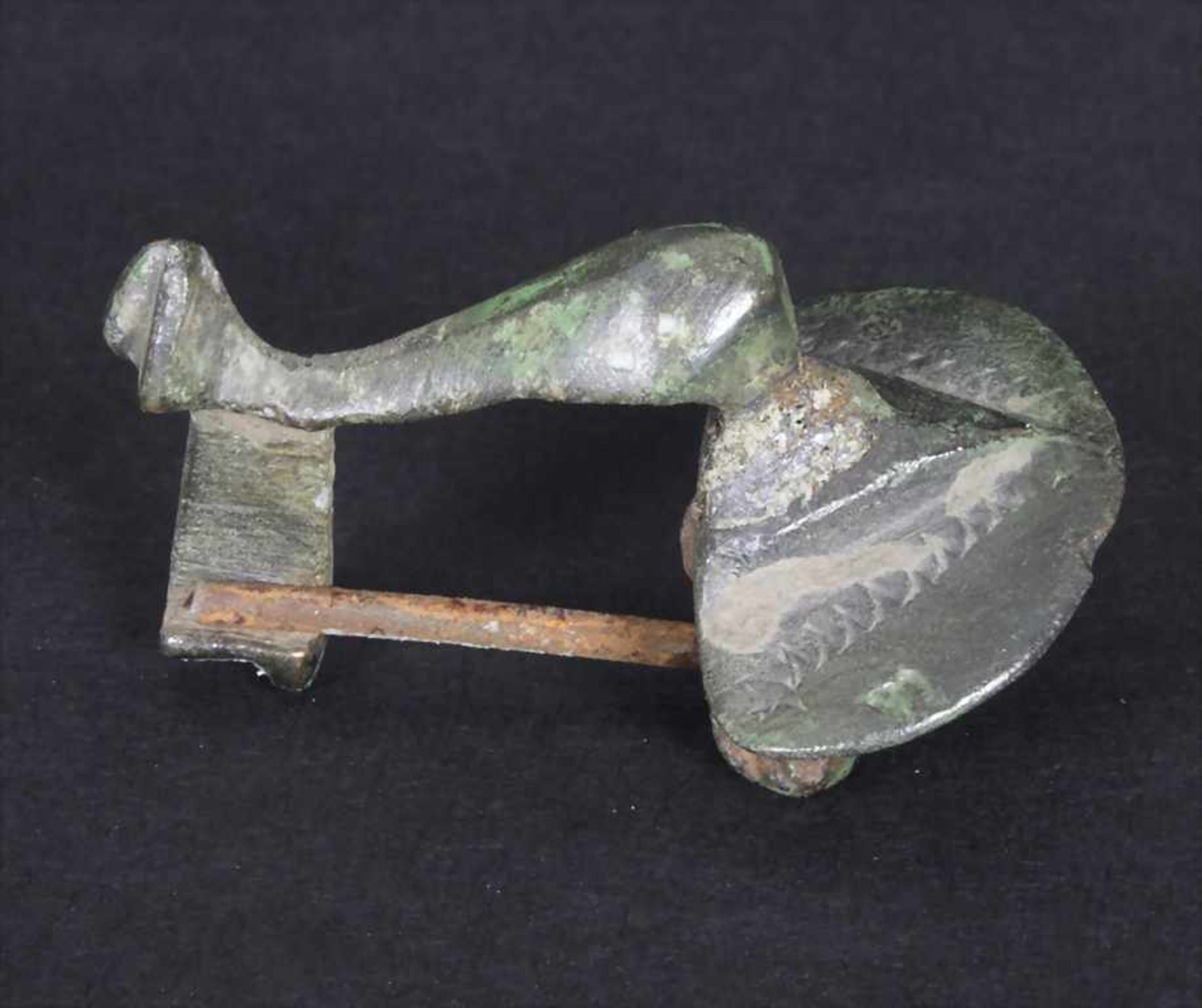 Römische Fibel / A Roman fibulaMaterial: Bronze,Länge: cm,Zustand: gut, alt restauriert,
