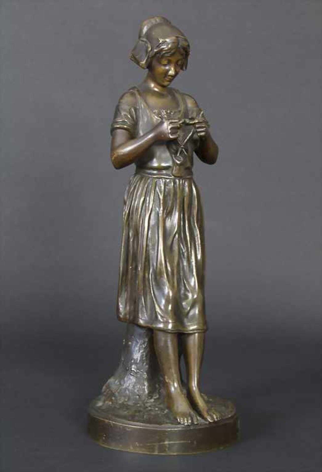 Joseph Berthoz, Strickendes Mädchen / A bronze sculpture of a knitting girl, 19. Jh.Technik: Bronze,