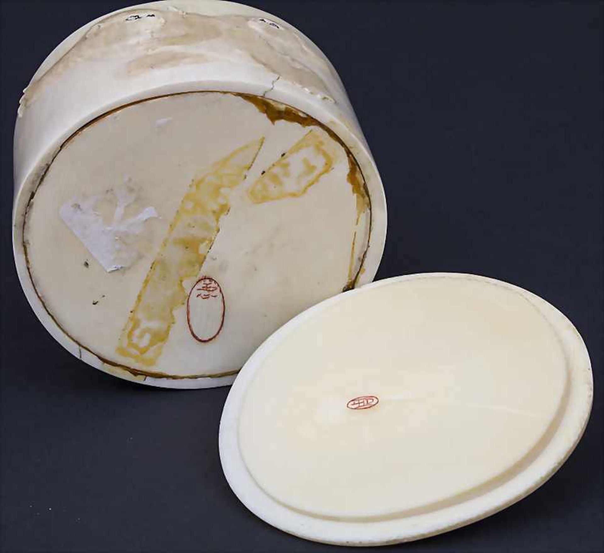 Elfenbein-Deckeldose mit spielenden Affen / An Ivory Lidded Box With Playing Monkeys, Meiji-Periode, - Bild 3 aus 3