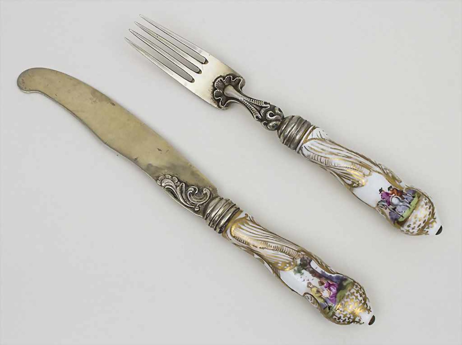 Messer und Gabel mit galanten Szenen / A knife and fork with porcelain handles, Meissen/Eumeyer,