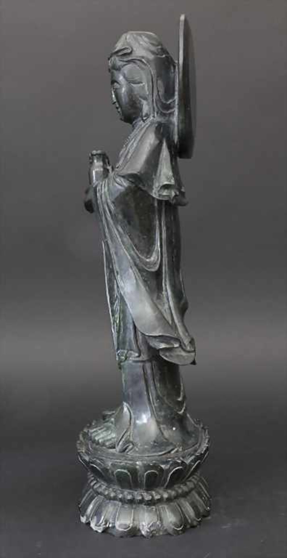 Jadefigur, 'Guanyin auf Doppel Lotos sockel', China um 1920Matrial: spinatgrüne Nephrit Jade, - Bild 4 aus 7