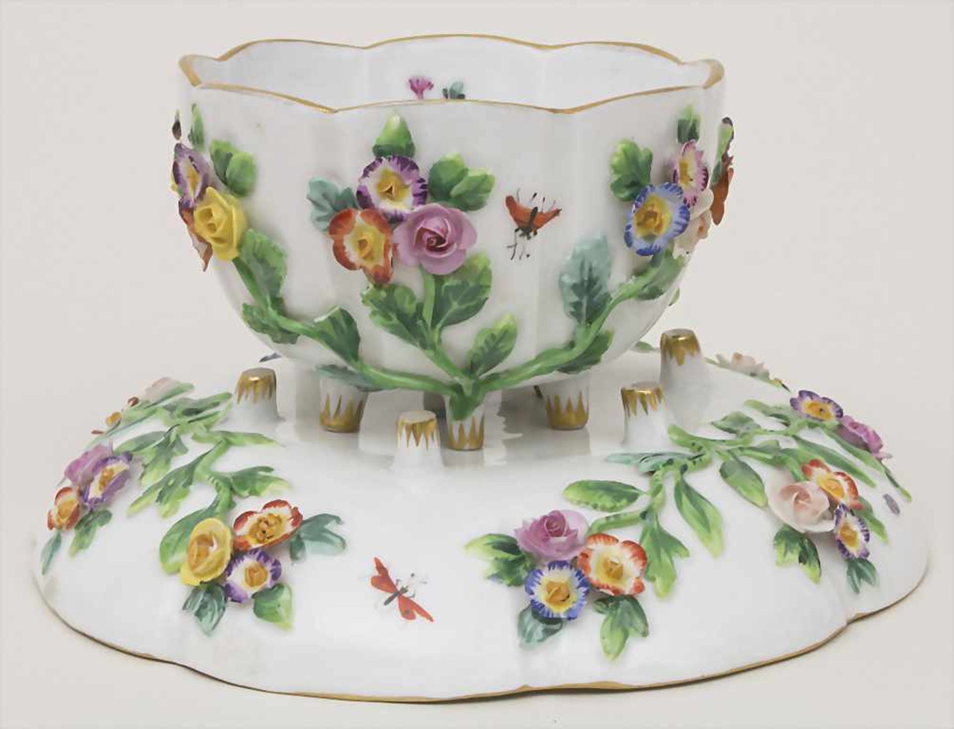 Tasse und Untertasse mit aufgelegten Blüten / A cup and saucer with encrusted flowers, Meissen, - Image 4 of 7