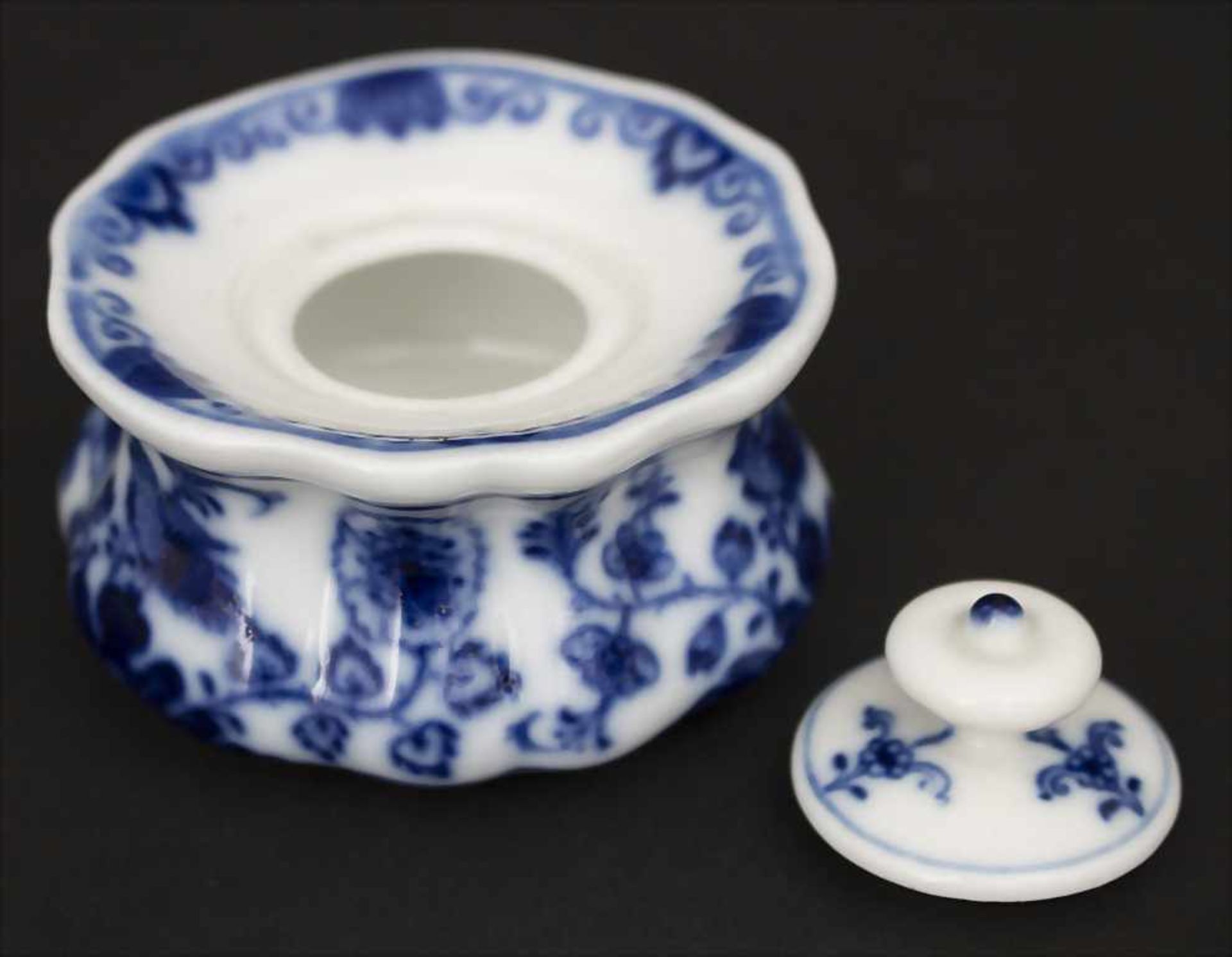 Tintenfass mit Blaumalerei / An inkwell painted in blue, Meissen, um 1860Material: Porzellan, - Image 2 of 3