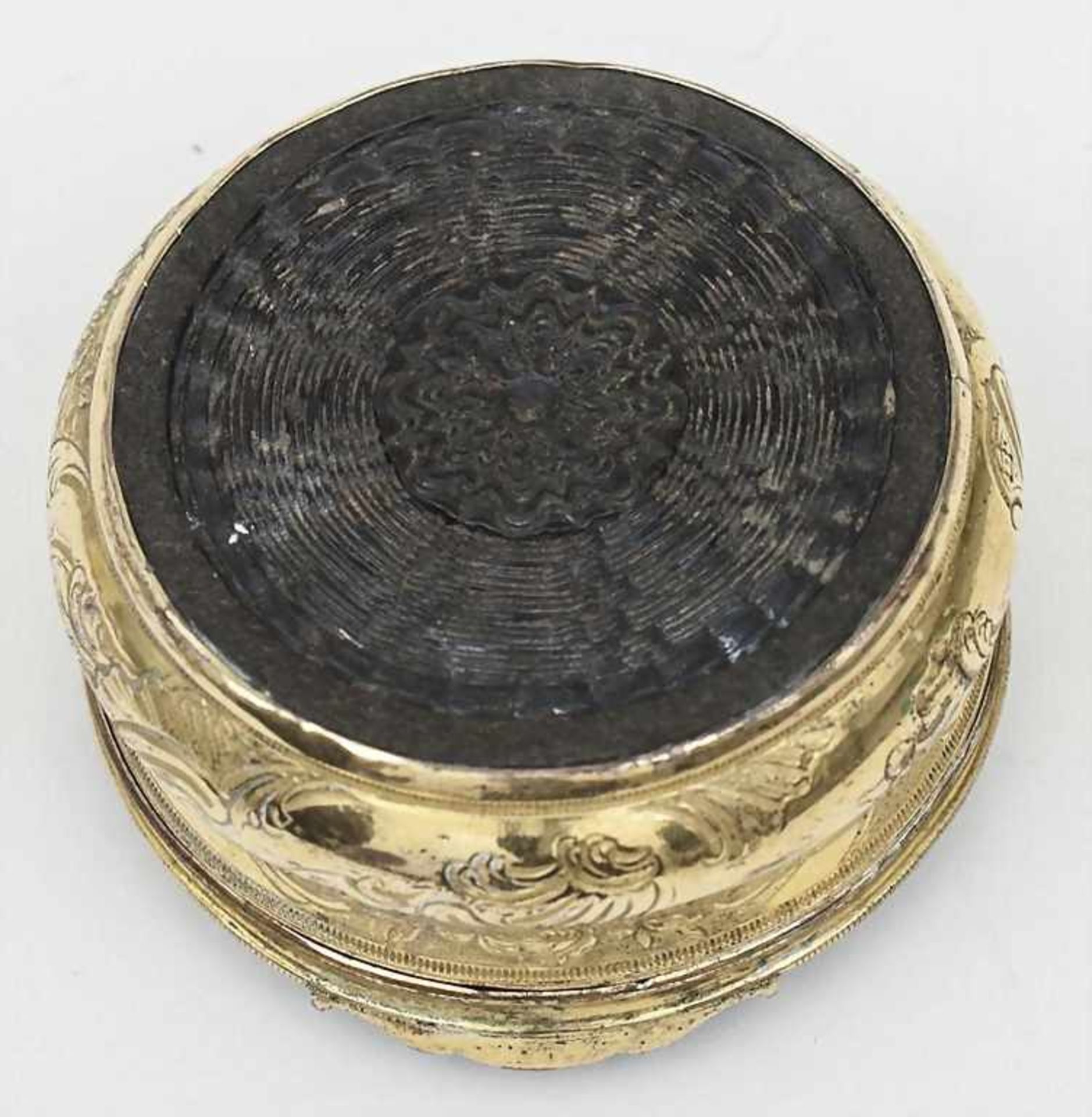 Rokoko-Tabatiere/Snuffbox, Frankreich, um 1770runde Scharnierdeckeldose aus vergoldeter Bronze. - Bild 3 aus 3